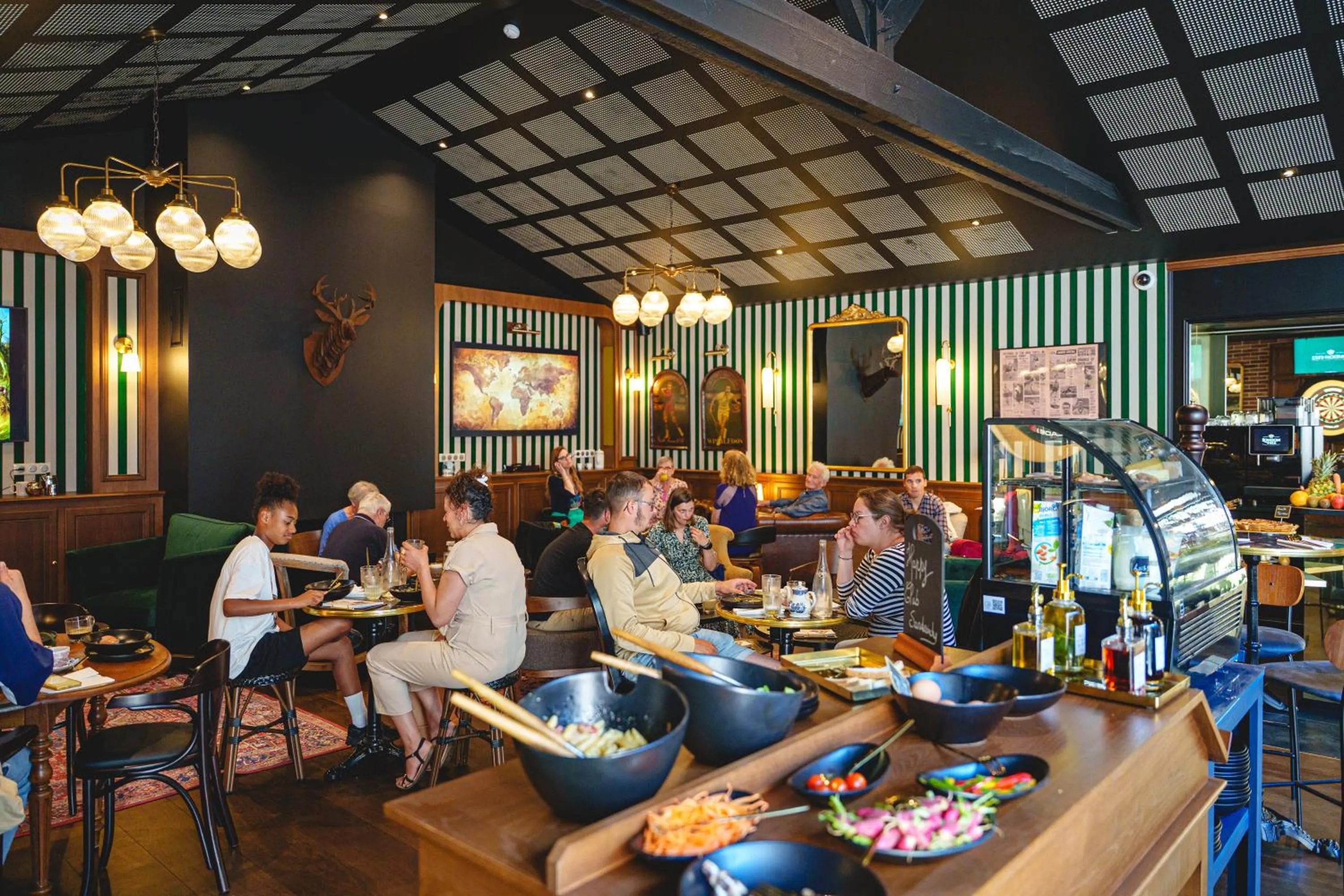 Lounge or bar in The Originals Boutique, Hôtel Le Londres, Saumur