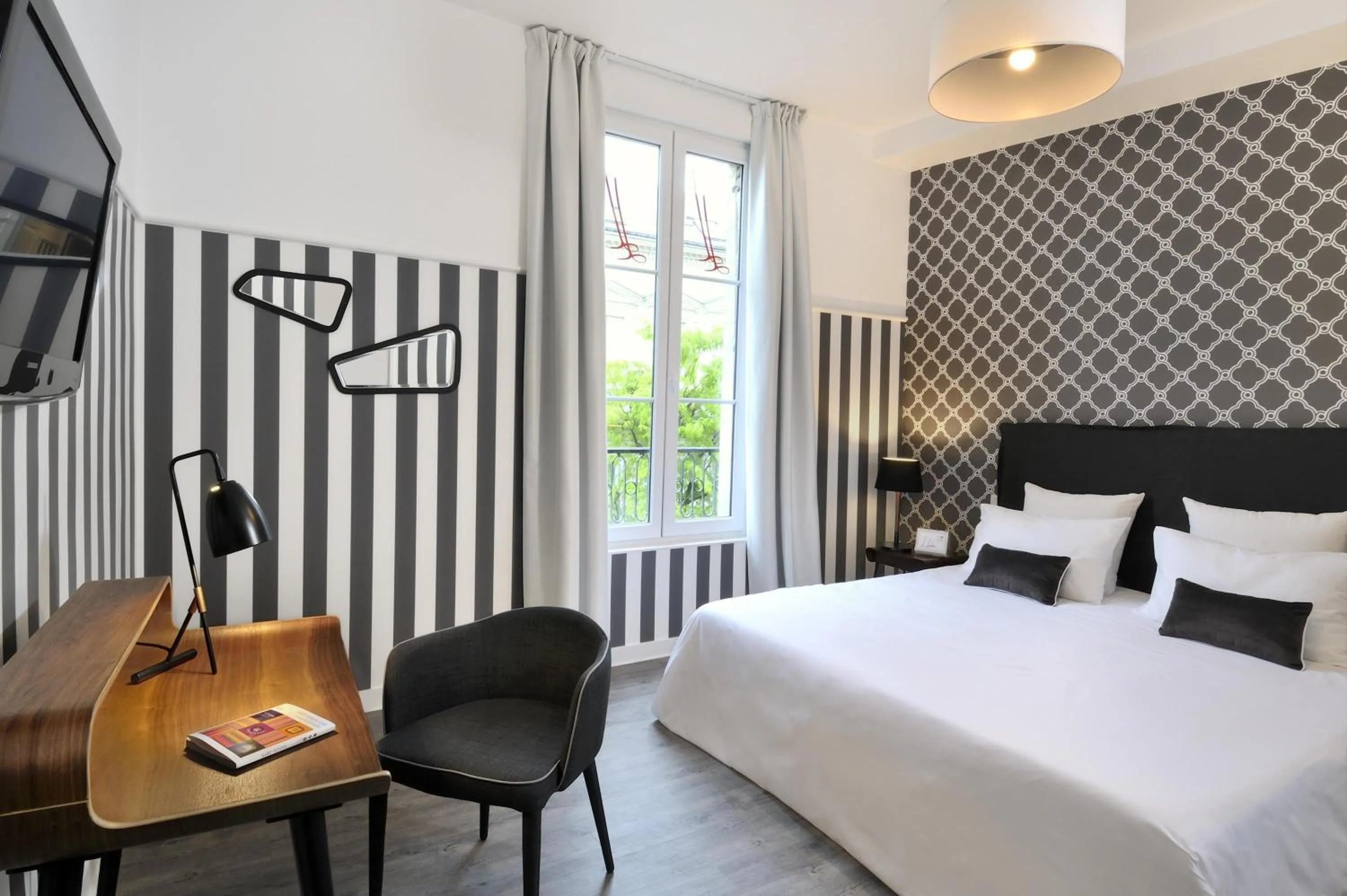 Photo of the whole room, Bed in The Originals Boutique, Hôtel Le Londres, Saumur