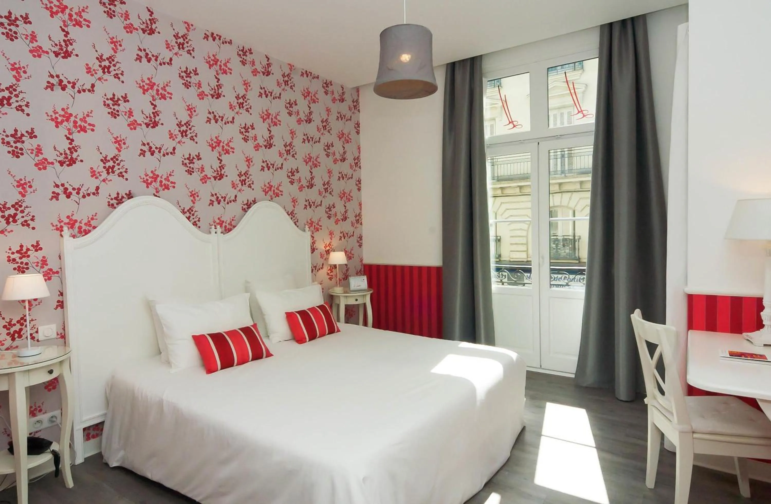 Photo of the whole room, Bed in The Originals Boutique, Hôtel Le Londres, Saumur