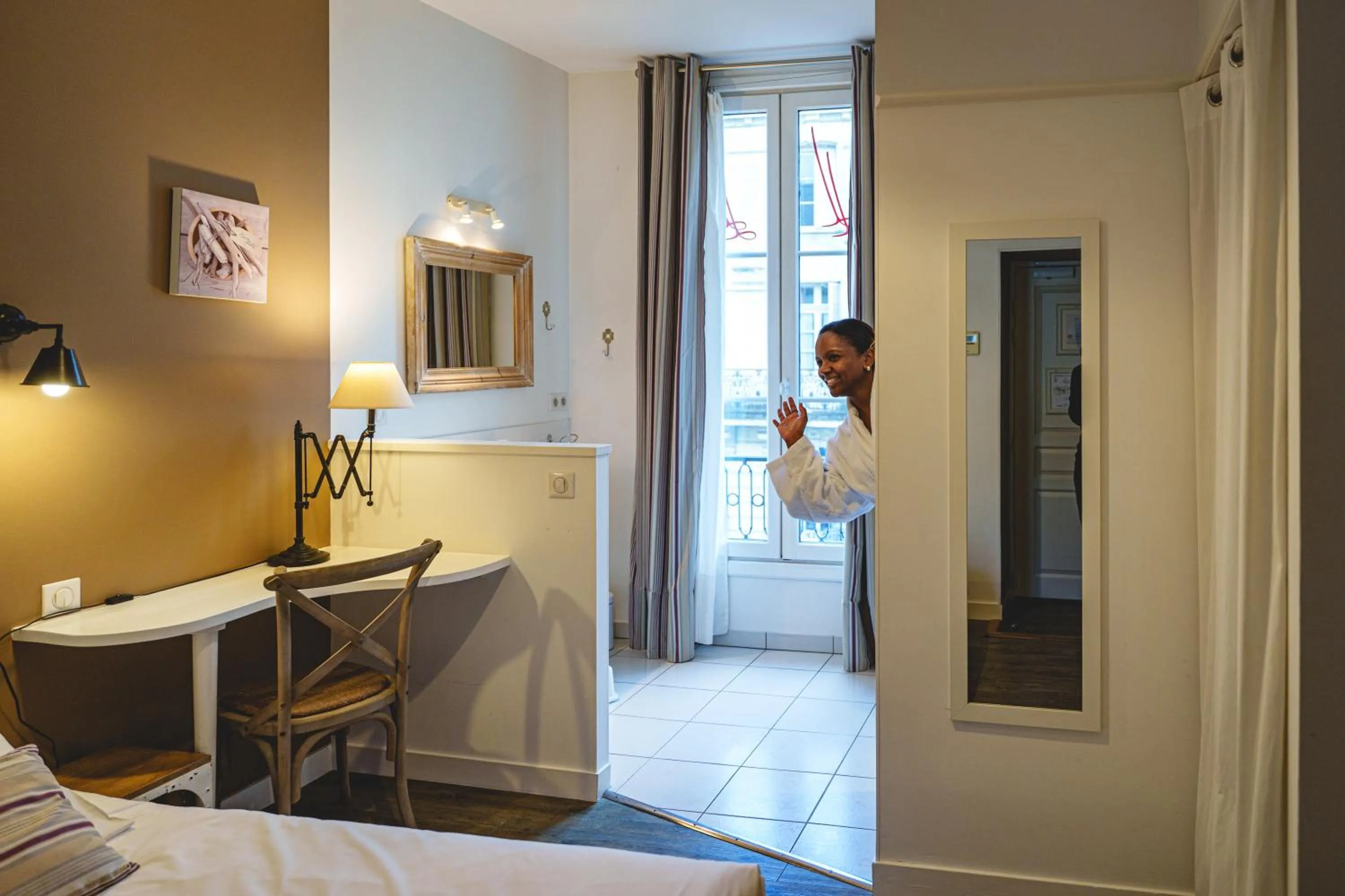 Bathroom, Bed in The Originals Boutique, Hôtel Le Londres, Saumur