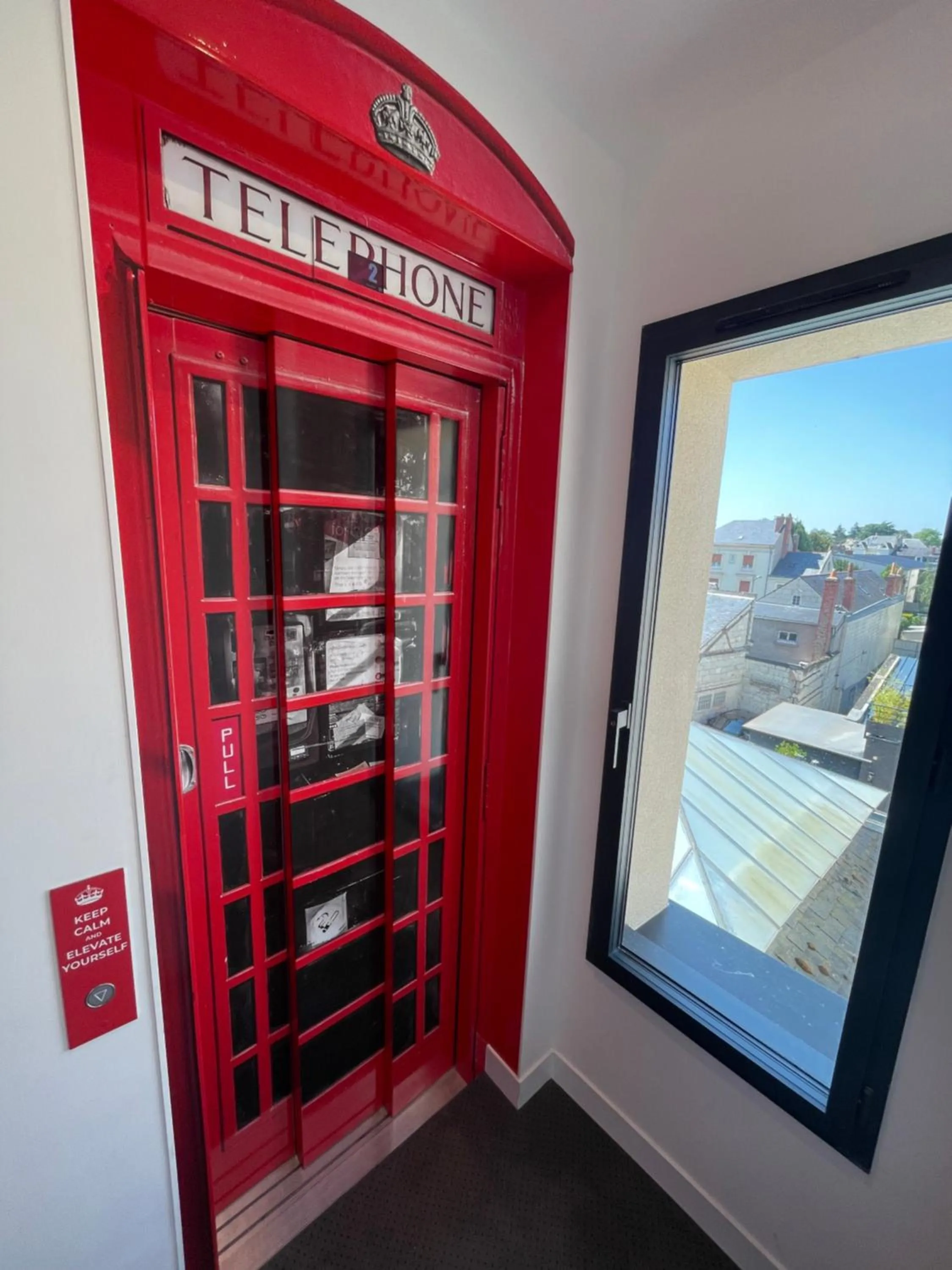elevator in The Originals Boutique, Hôtel Le Londres, Saumur