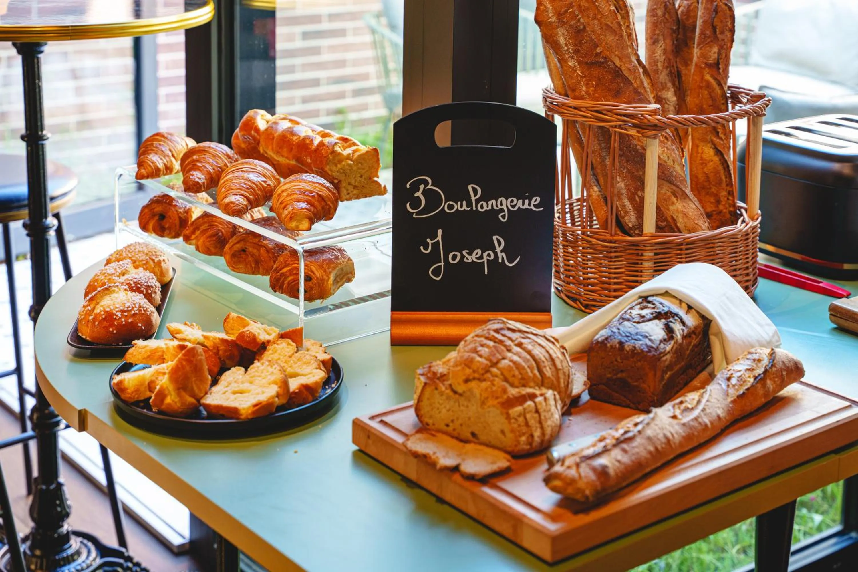 English/Irish breakfast in The Originals Boutique, Hôtel Le Londres, Saumur