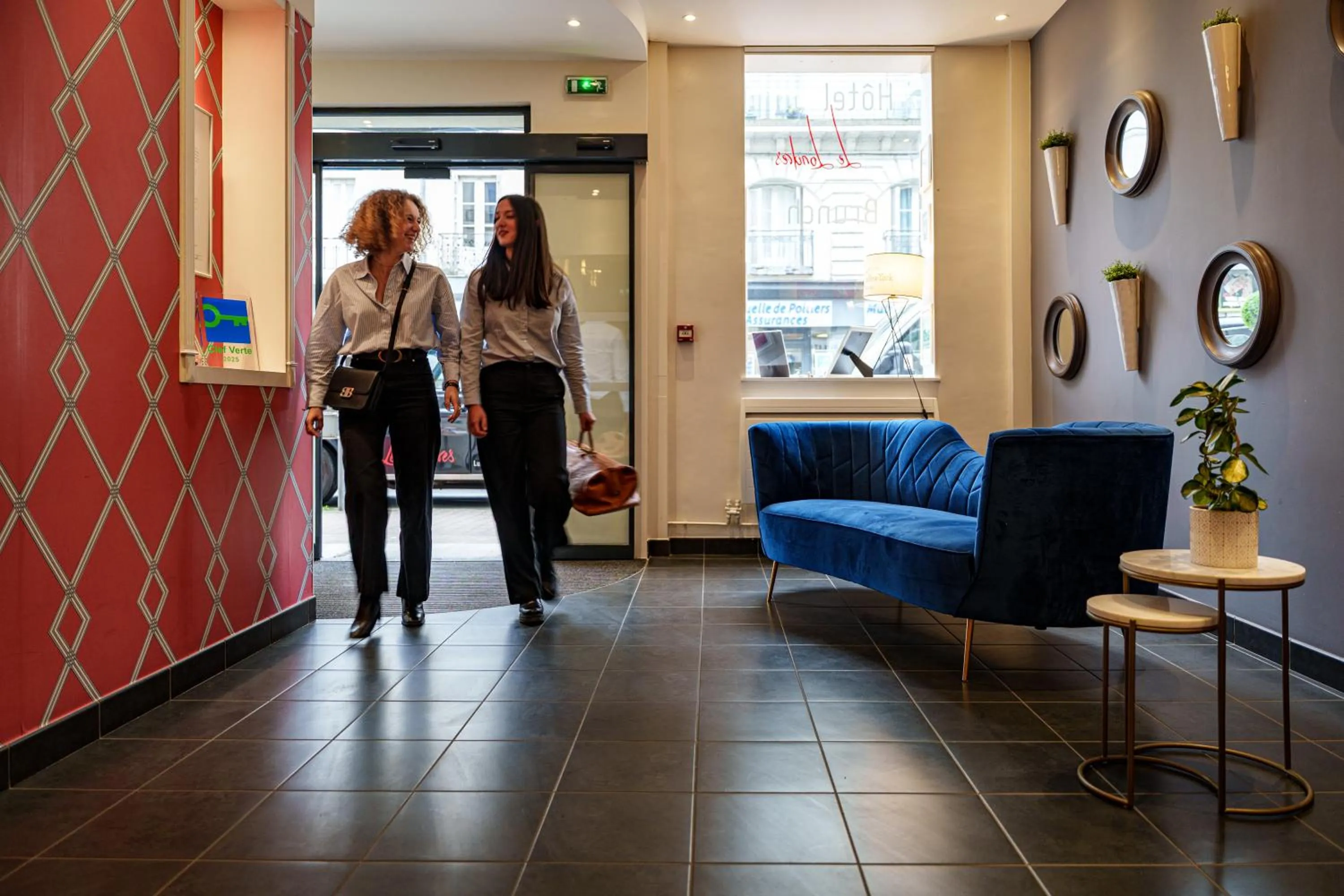 Lobby or reception in The Originals Boutique, Hôtel Le Londres, Saumur
