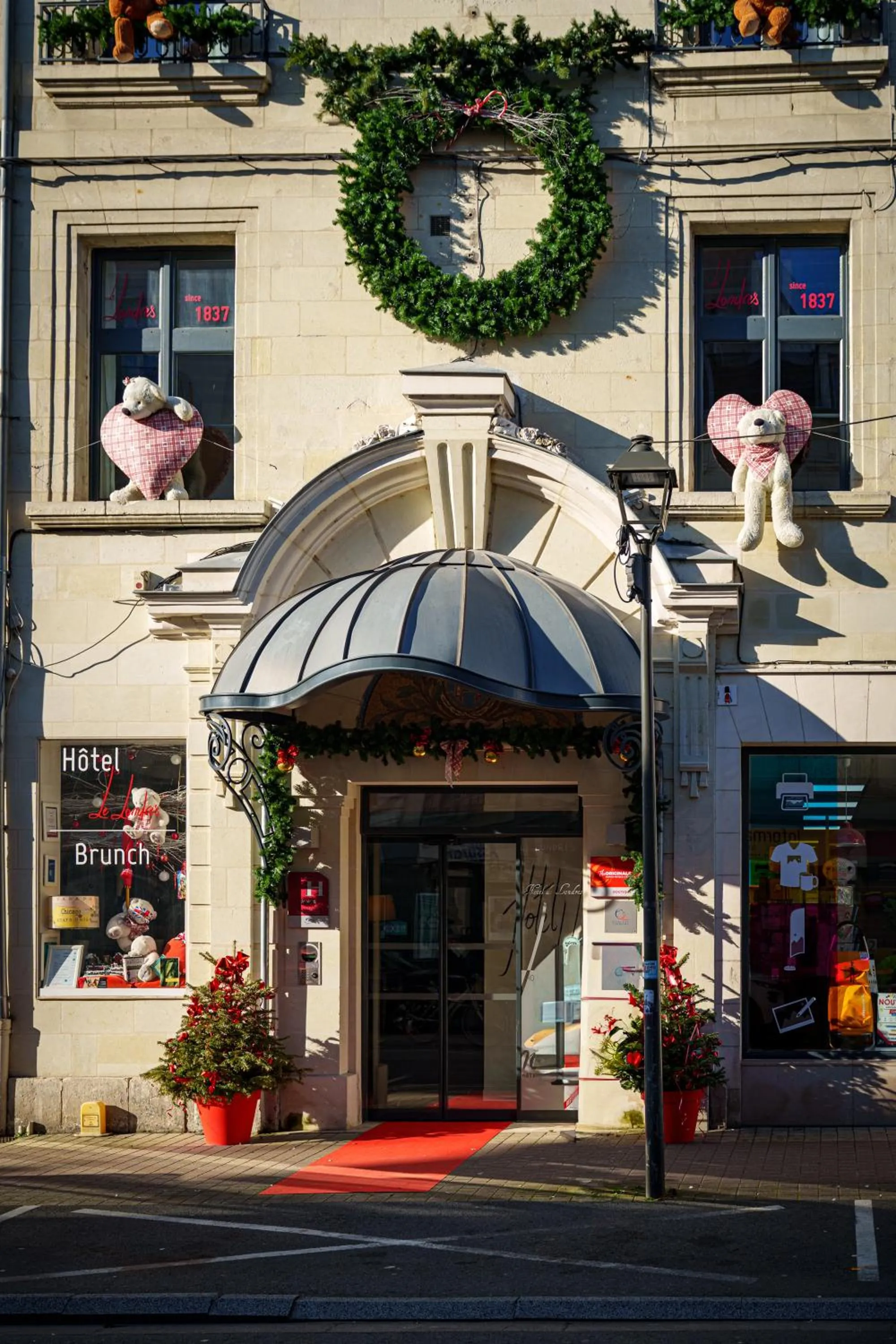 Facade/entrance in The Originals Boutique, Hôtel Le Londres, Saumur