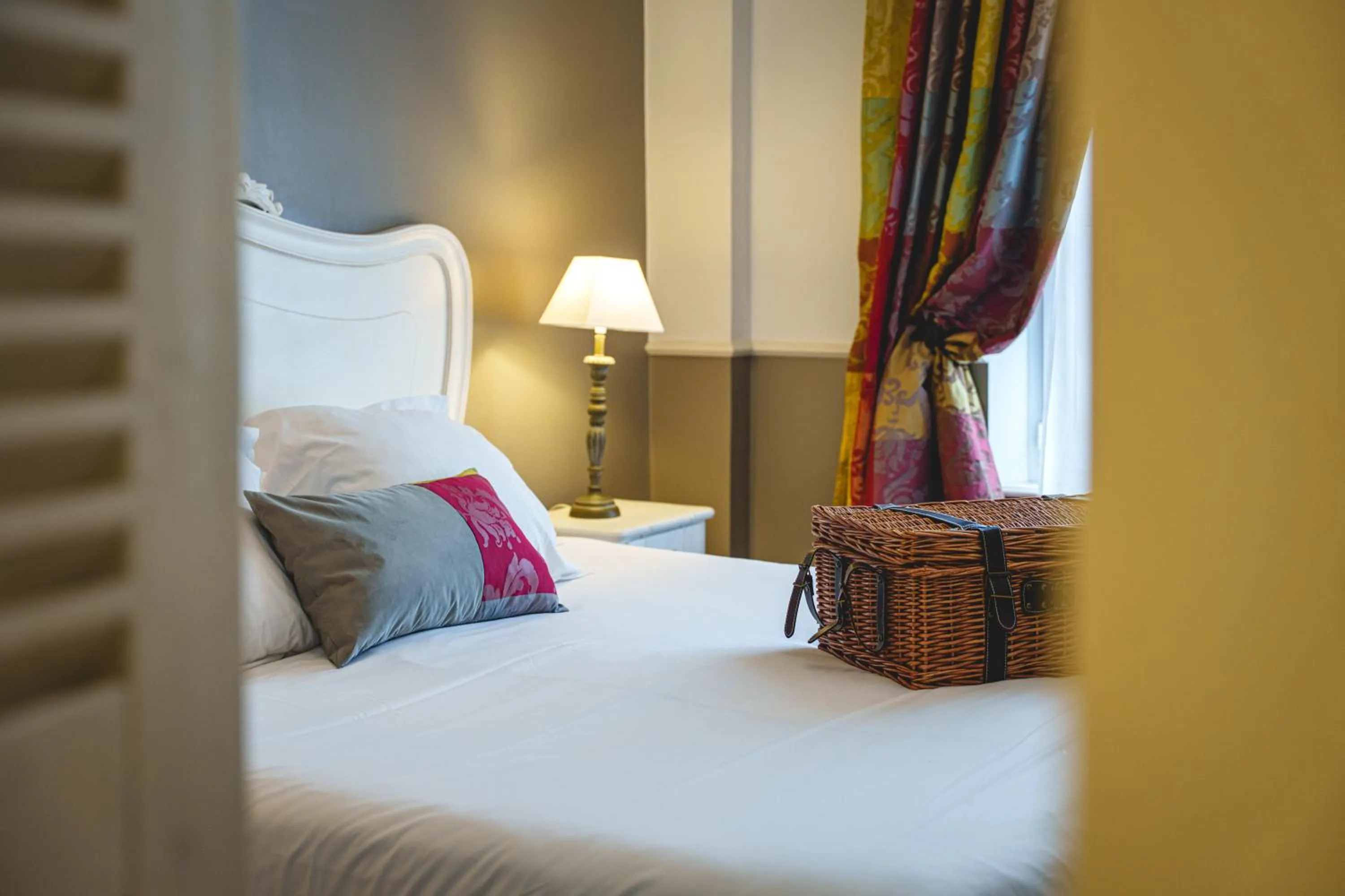 Bedroom, Bed in The Originals Boutique, Hôtel Le Londres, Saumur