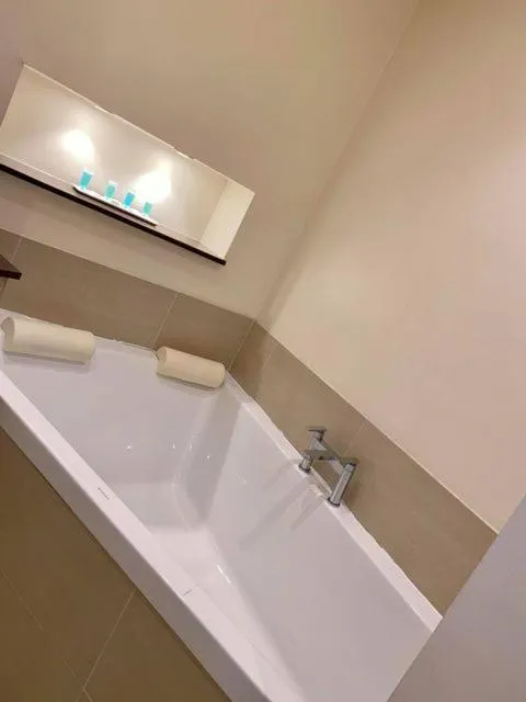 Bath in Roman Way Hotel A5 Cannock