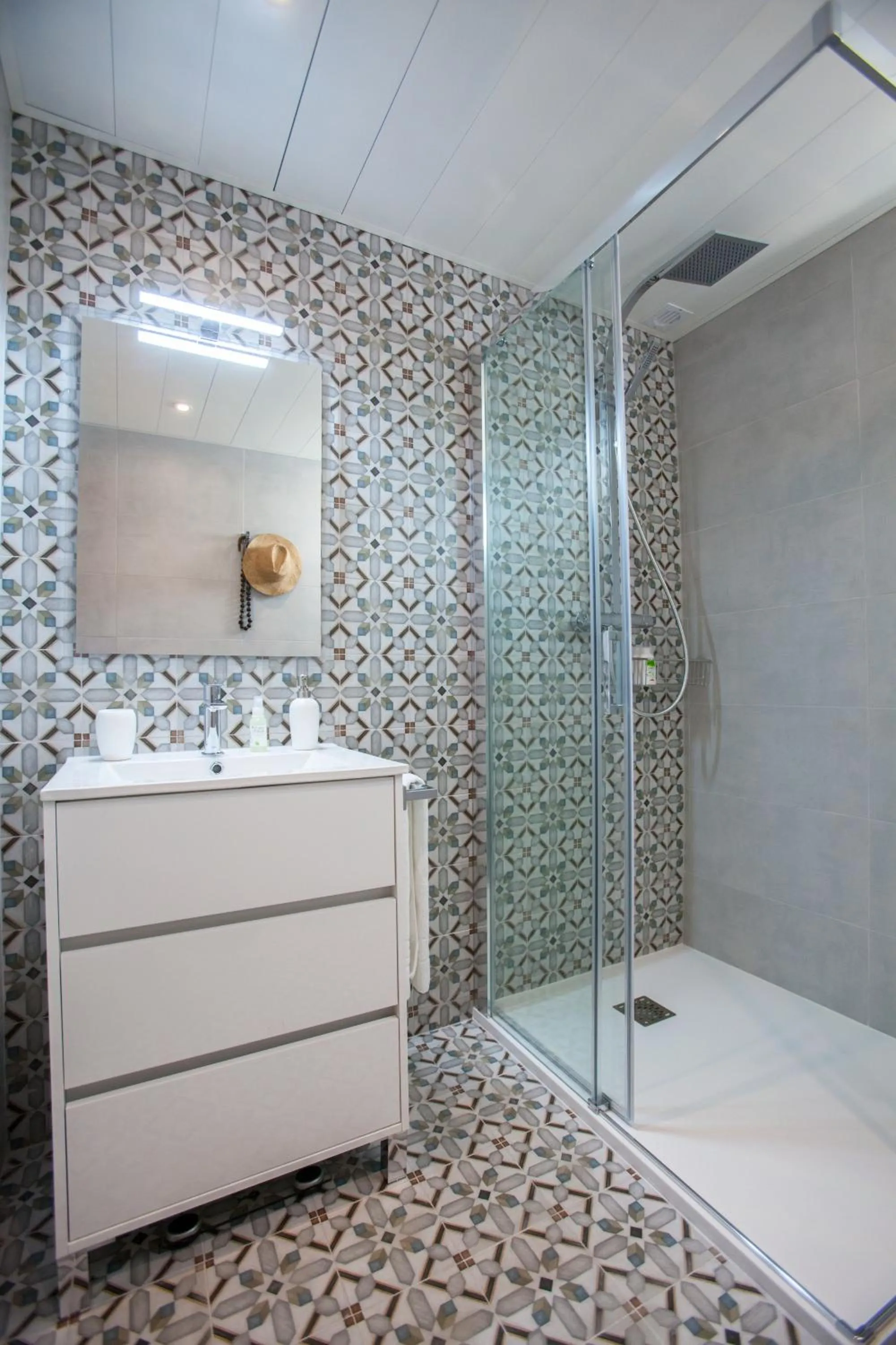 Bathroom in Hostly Mariana