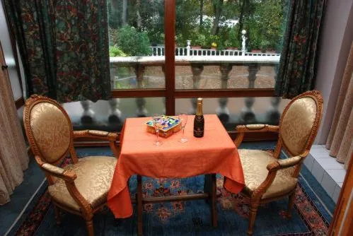 Restaurant/places to eat in Chateau La Tour Du Roy