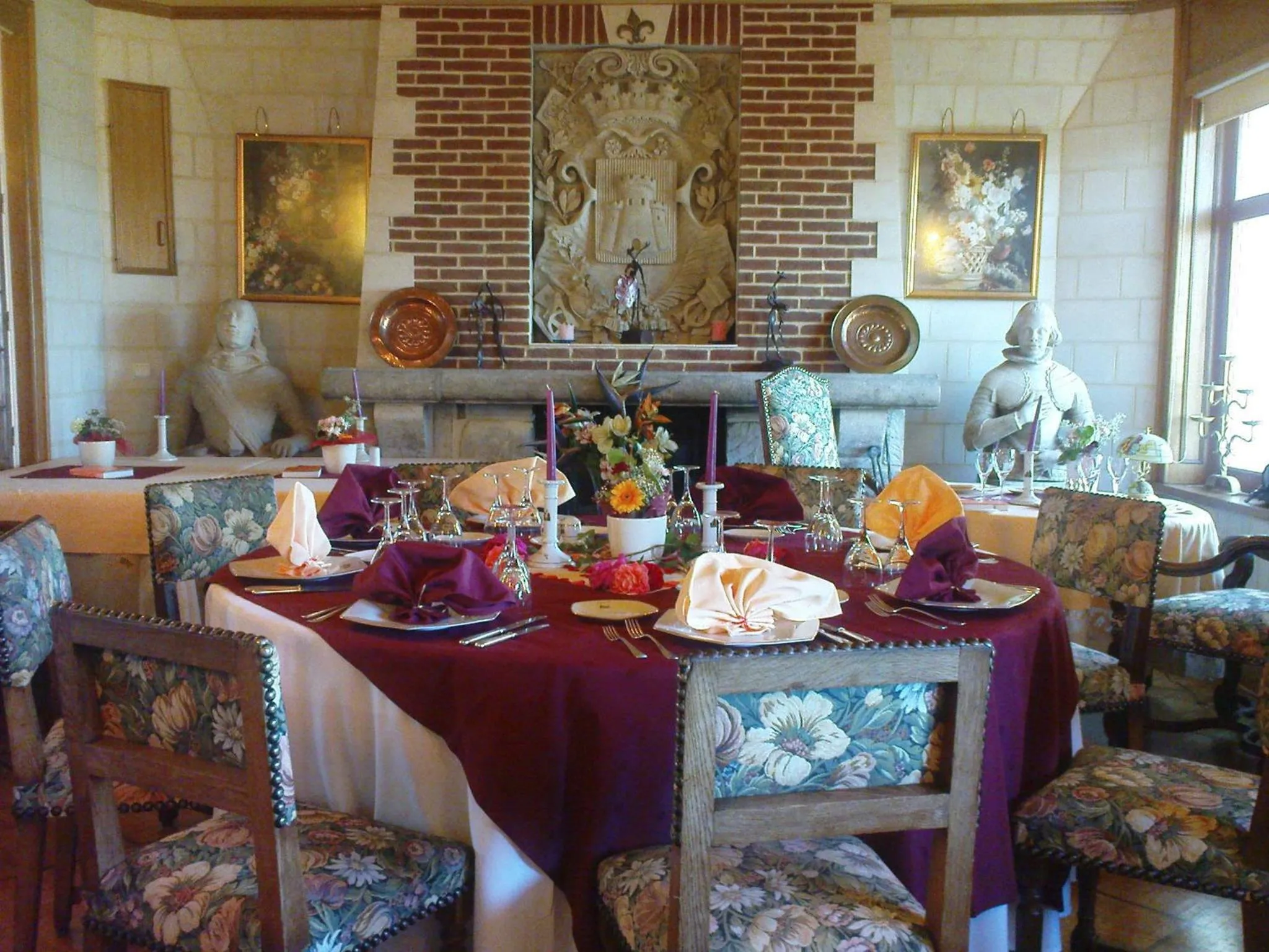 Restaurant/places to eat in Chateau La Tour Du Roy