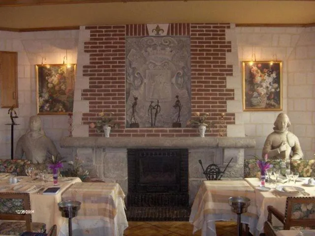 Restaurant/places to eat in Chateau La Tour Du Roy