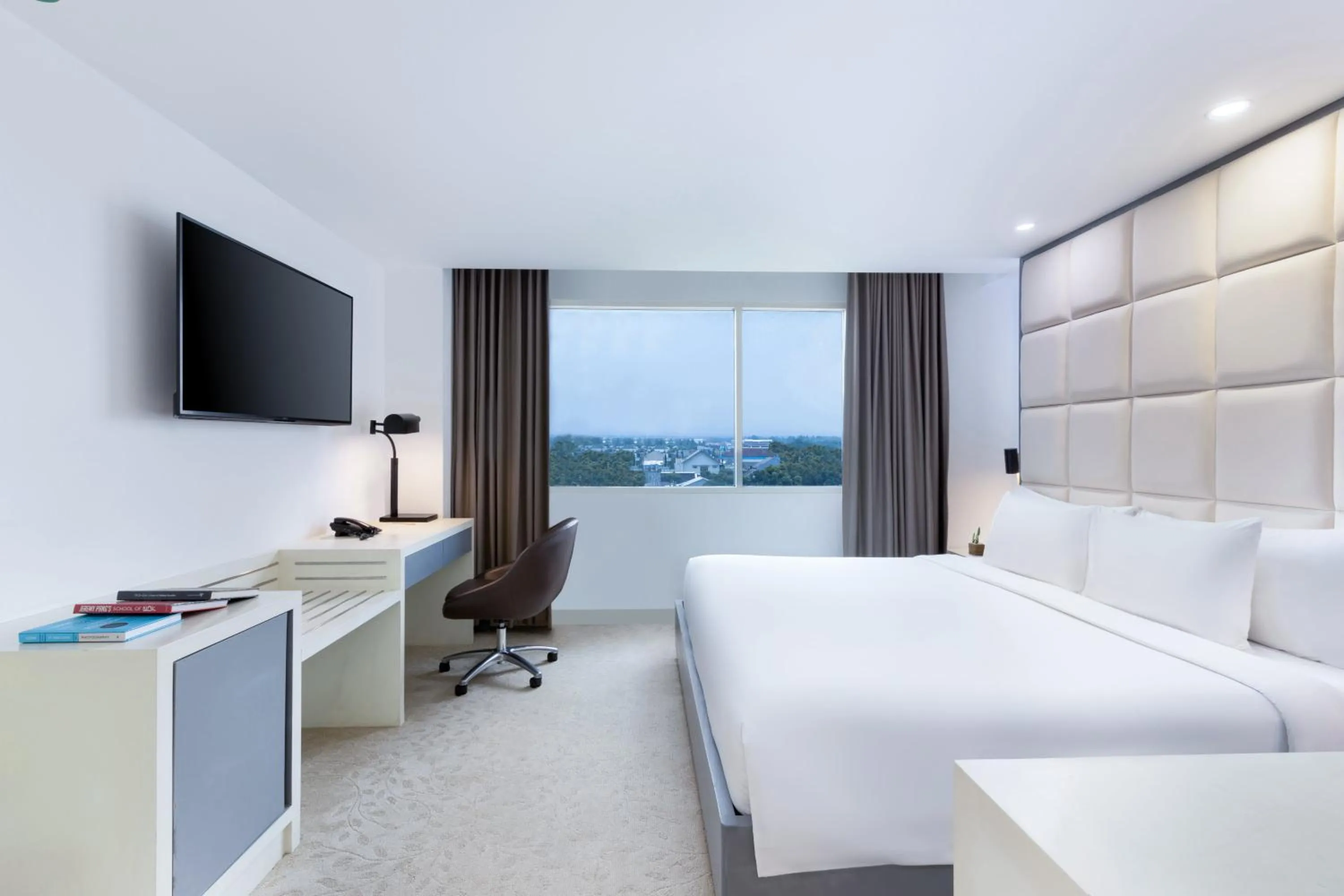 Communal lounge/ TV room, Bed in INNSiDE by Meliá Yogyakarta