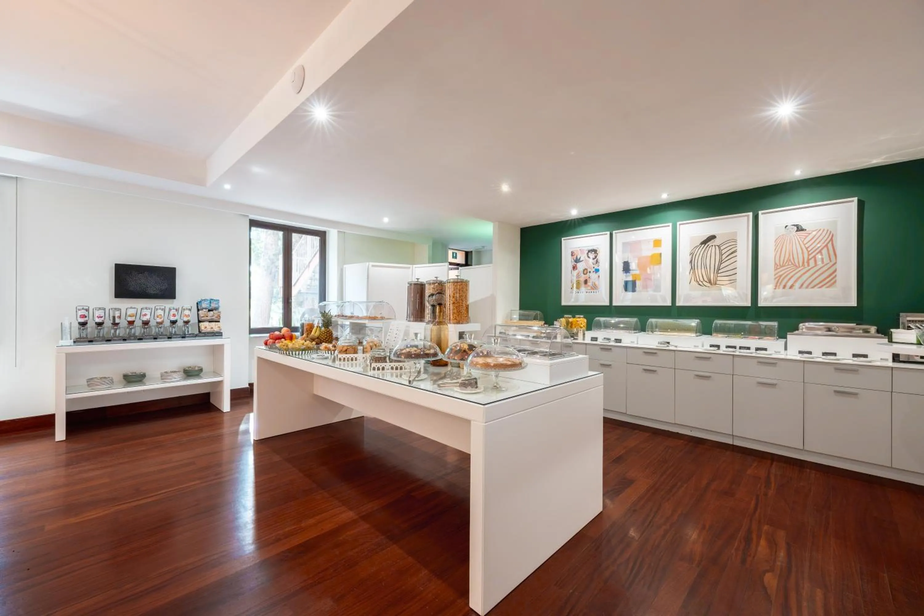 Food and drinks in Phi Hotel Garden Area Roma Eur