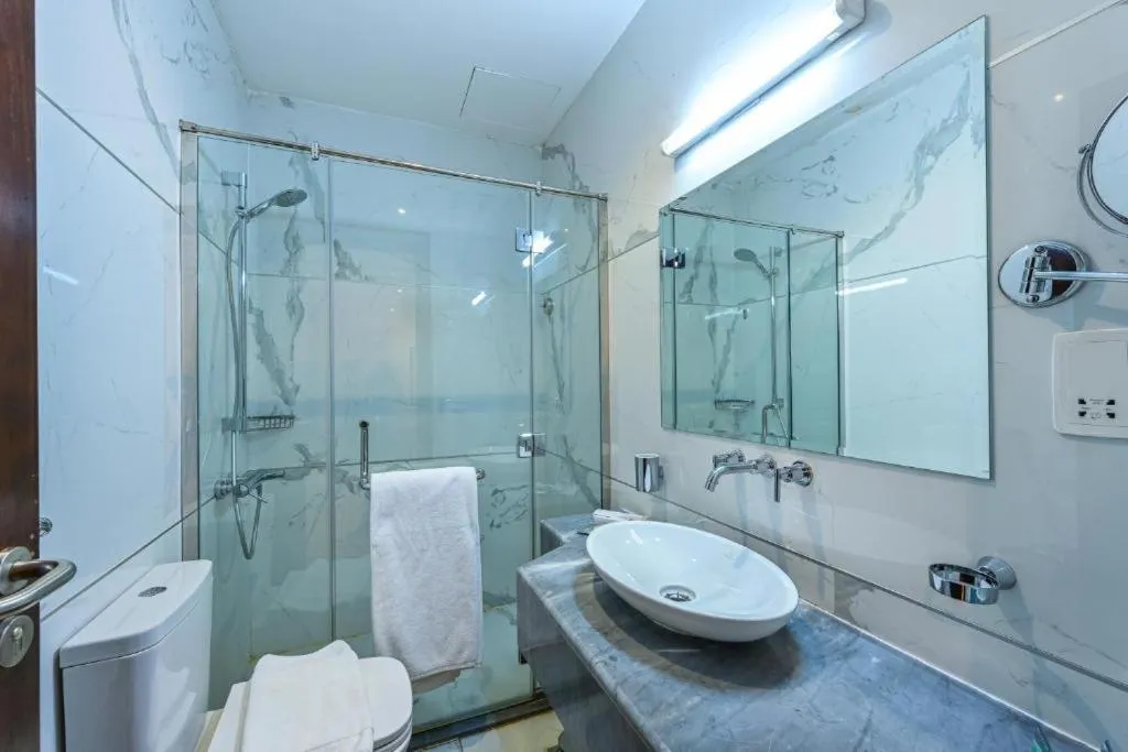 Shower in Al Mansour Suites Hotel