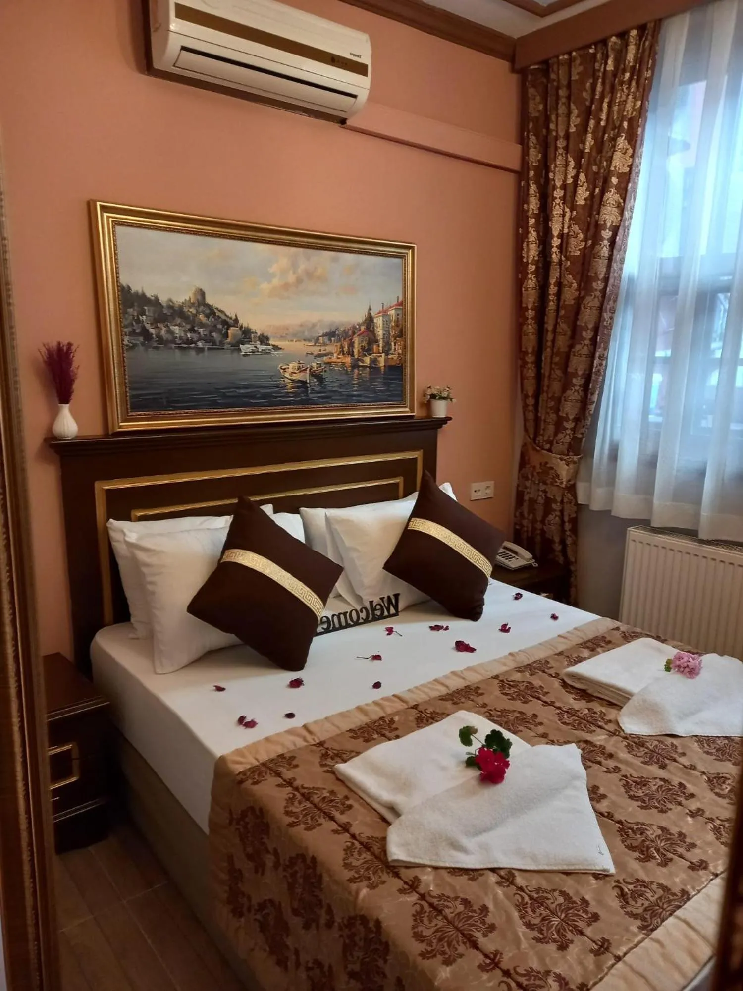 Photo of the whole room, Bed in Emirhan Inn Hotel, Sultanahmet