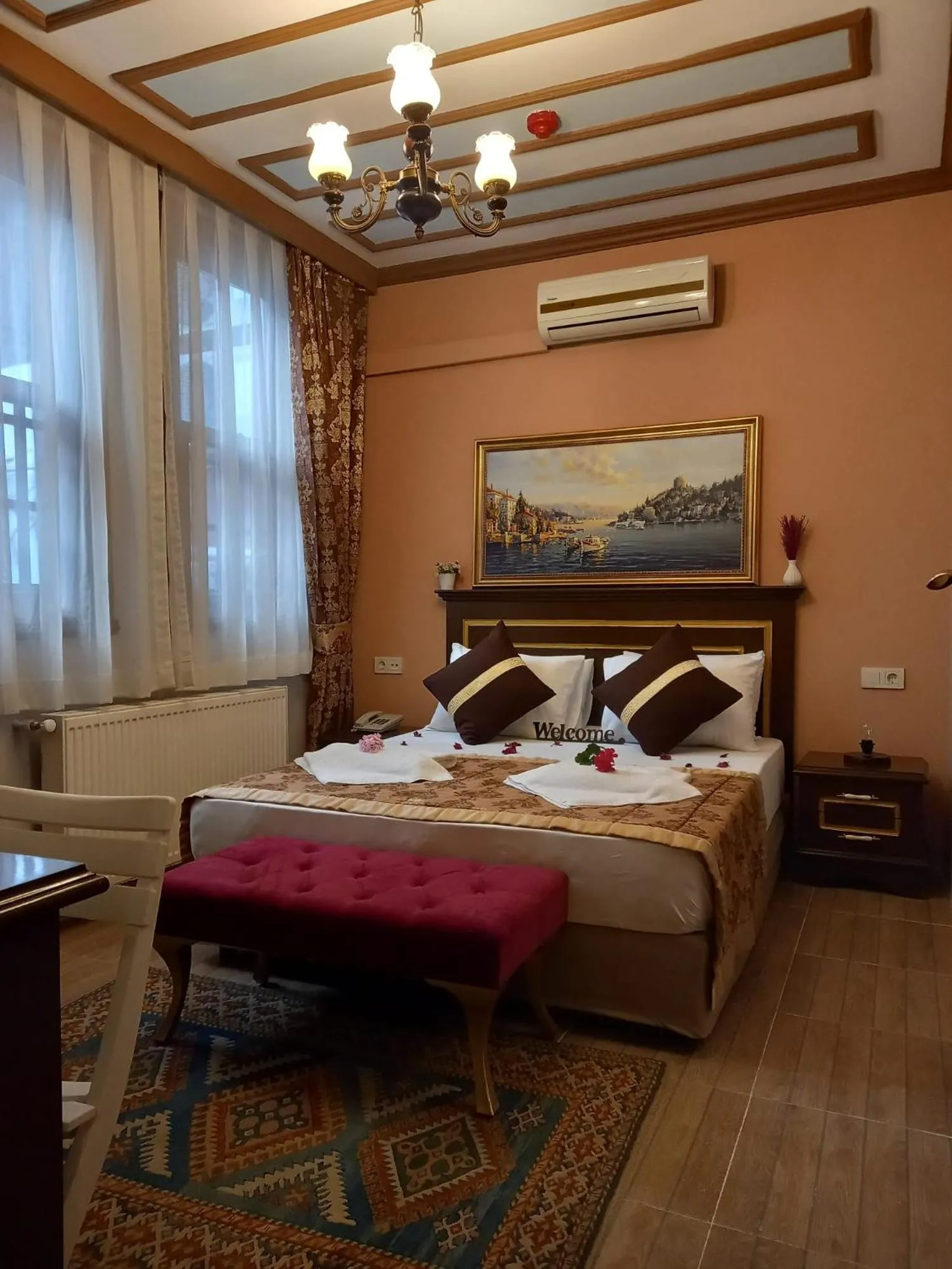 Photo of the whole room, Bed in Emirhan Inn Hotel, Sultanahmet