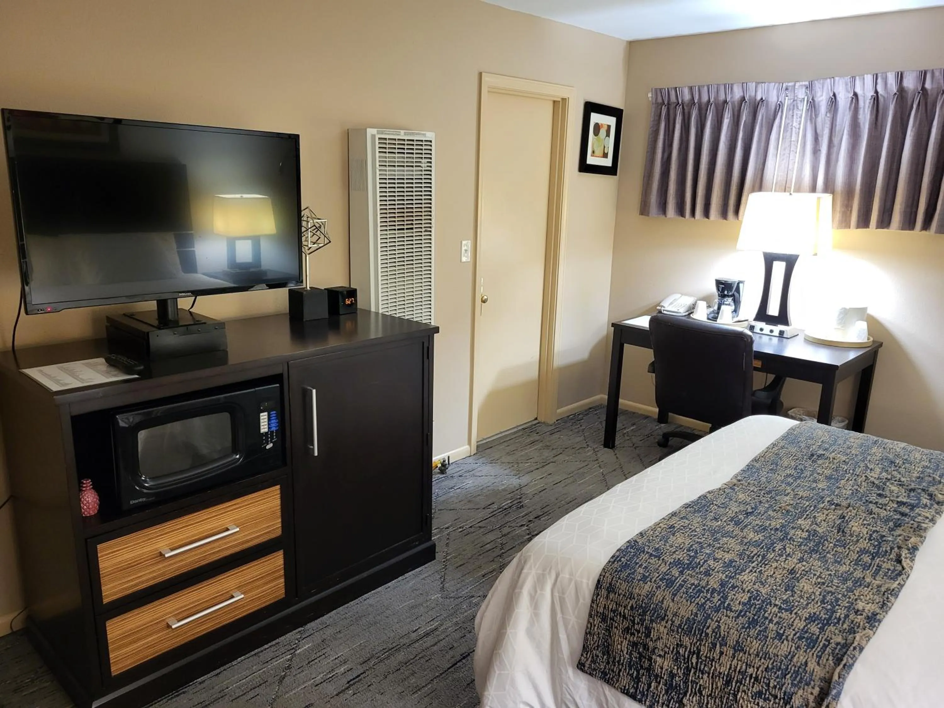 TV and multimedia, Bed in Monroe Motel