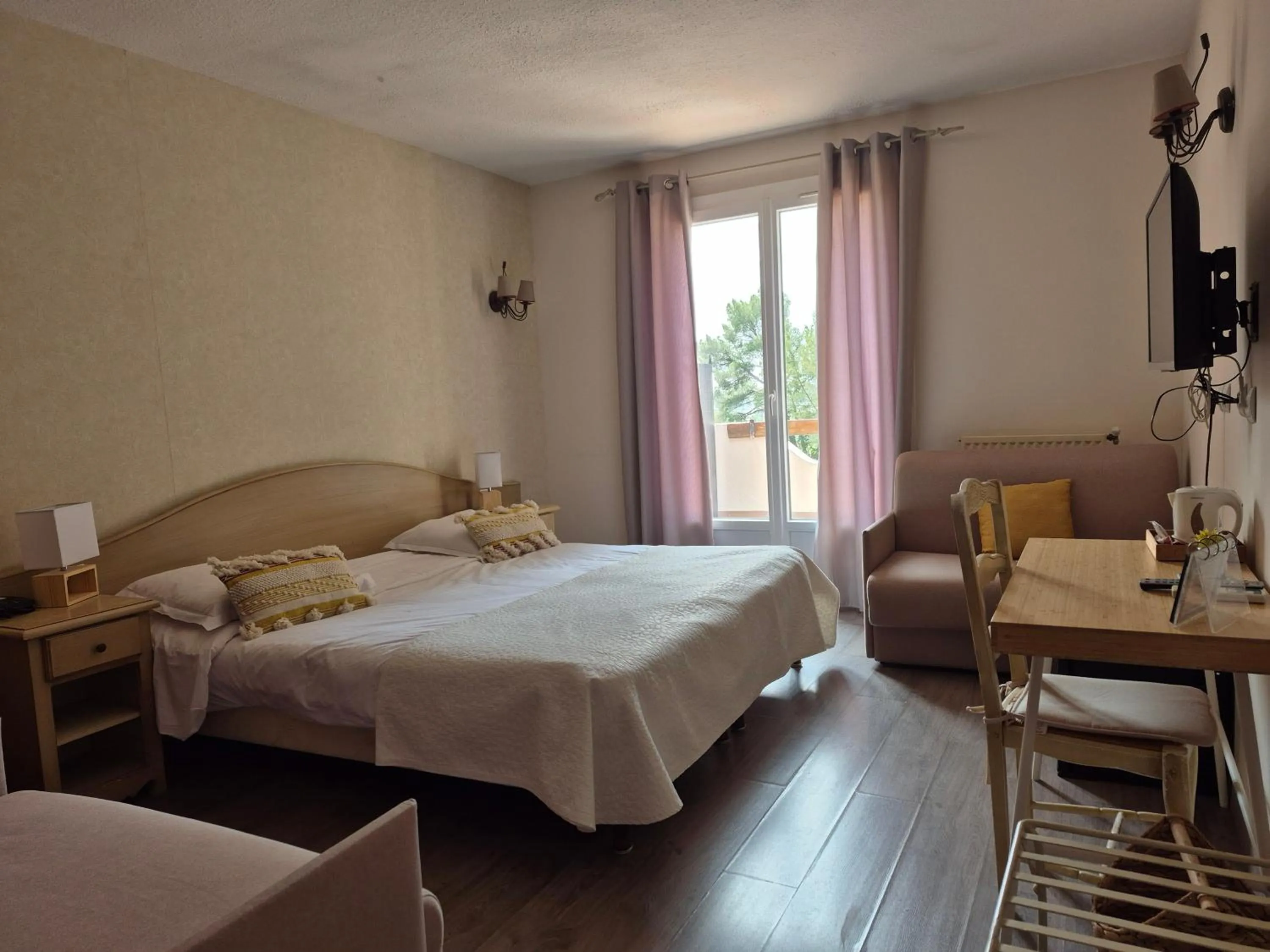 Bed in Hôtel Le Mas des Ecureuils