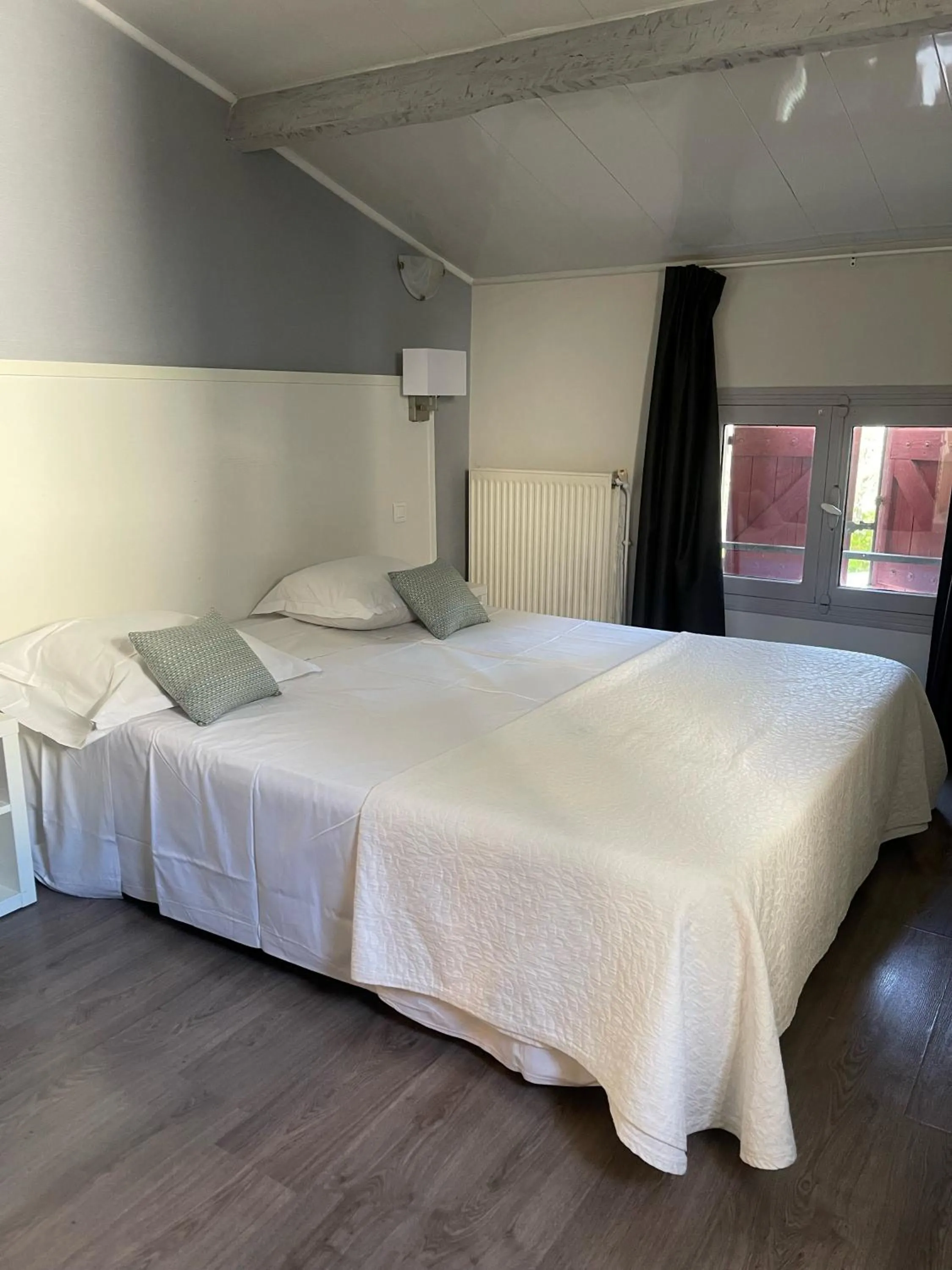 Bed in Hôtel Le Mas des Ecureuils