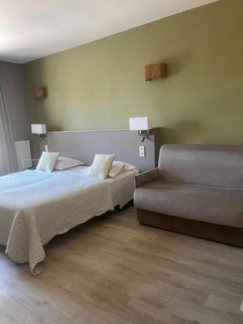 Bed in Hôtel Le Mas des Ecureuils