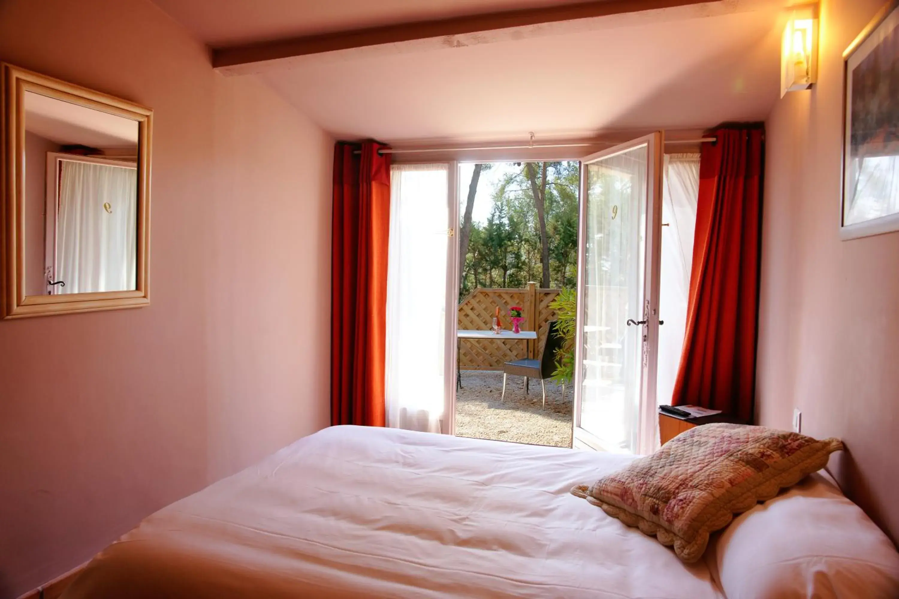 Cottage Double Room with Garden View in Hôtel Le Mas des Ecureuils Cottage Double Room with Garden View in Hôtel Le Mas des Ecureuils