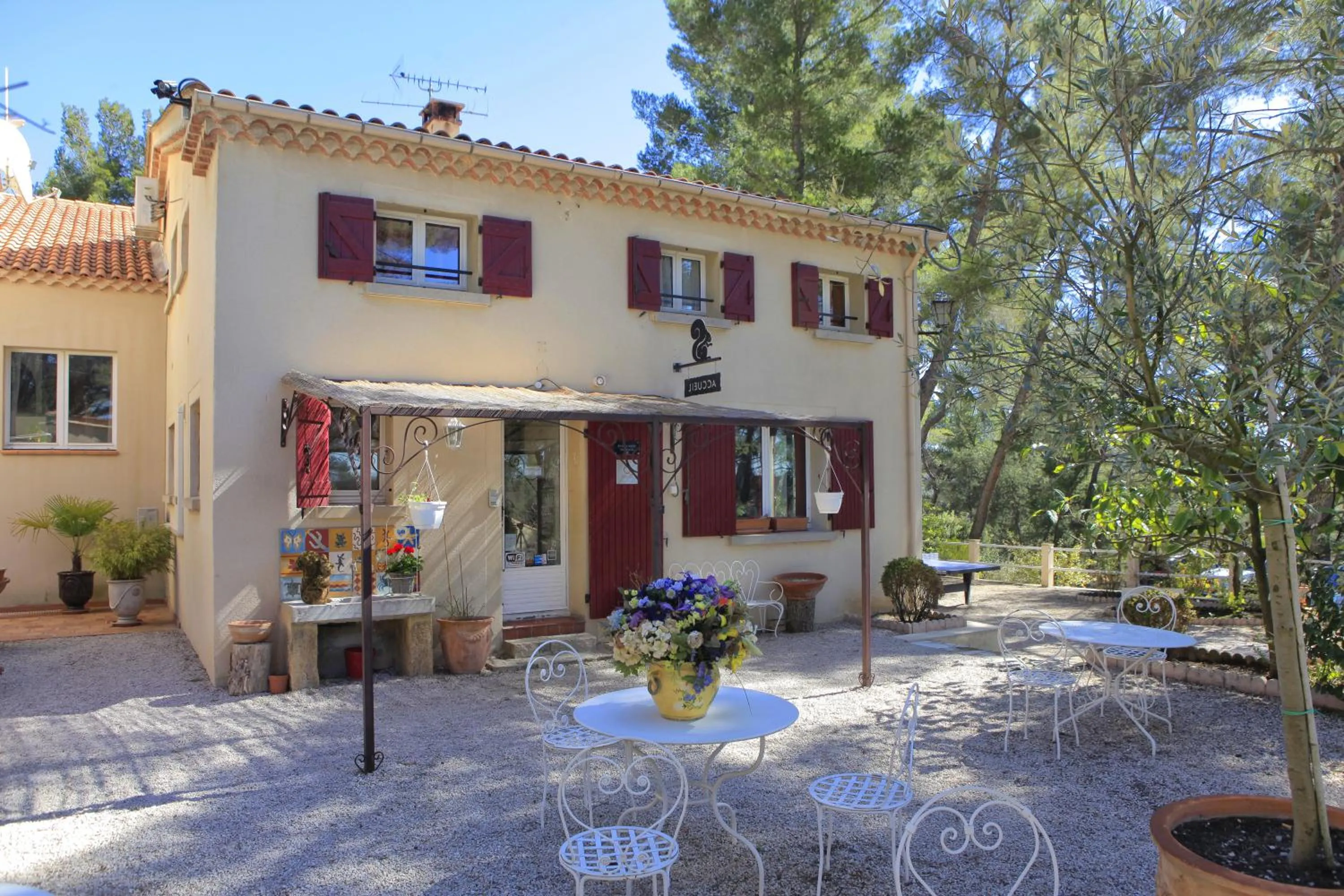 Facade/entrance in Hôtel Le Mas des Ecureuils