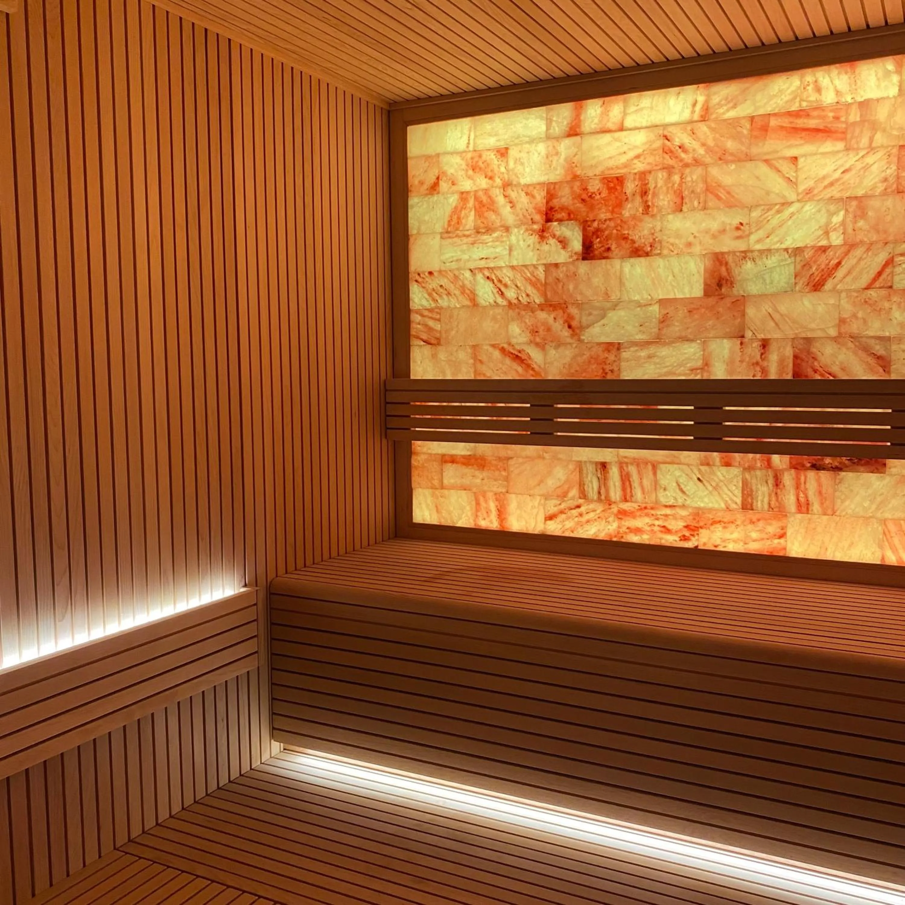 Spa and wellness centre/facilities in Hôtel Aux Vieux Remparts