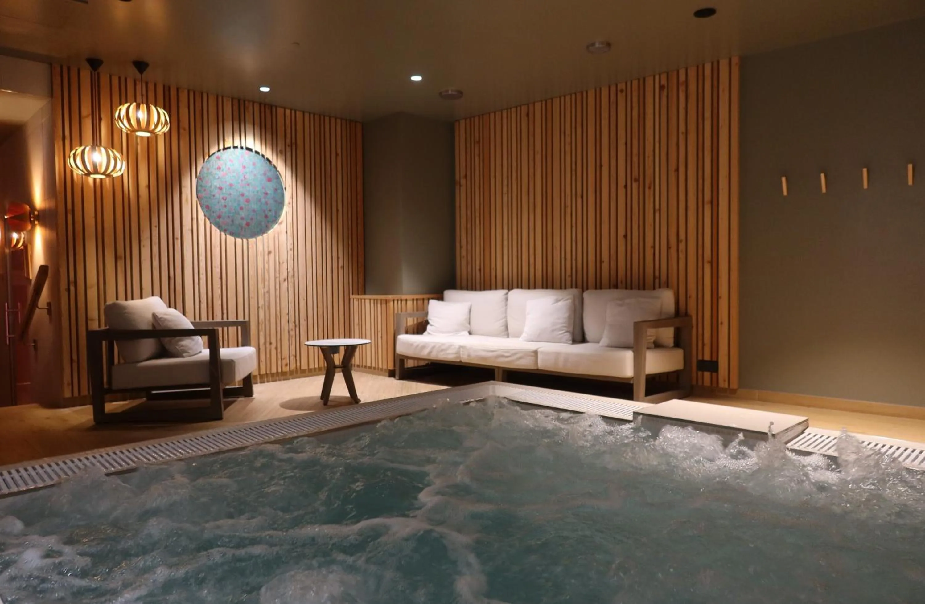 Hot Tub, Bed in Hôtel Aux Vieux Remparts