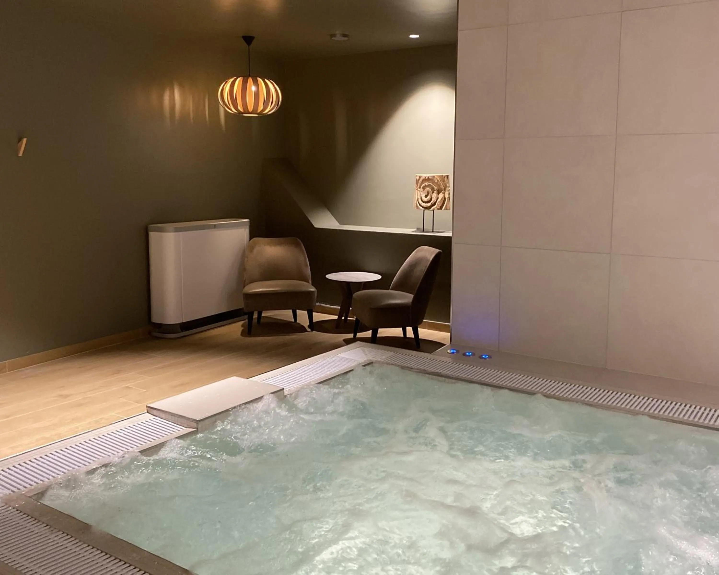 Hot Tub in Hôtel Aux Vieux Remparts