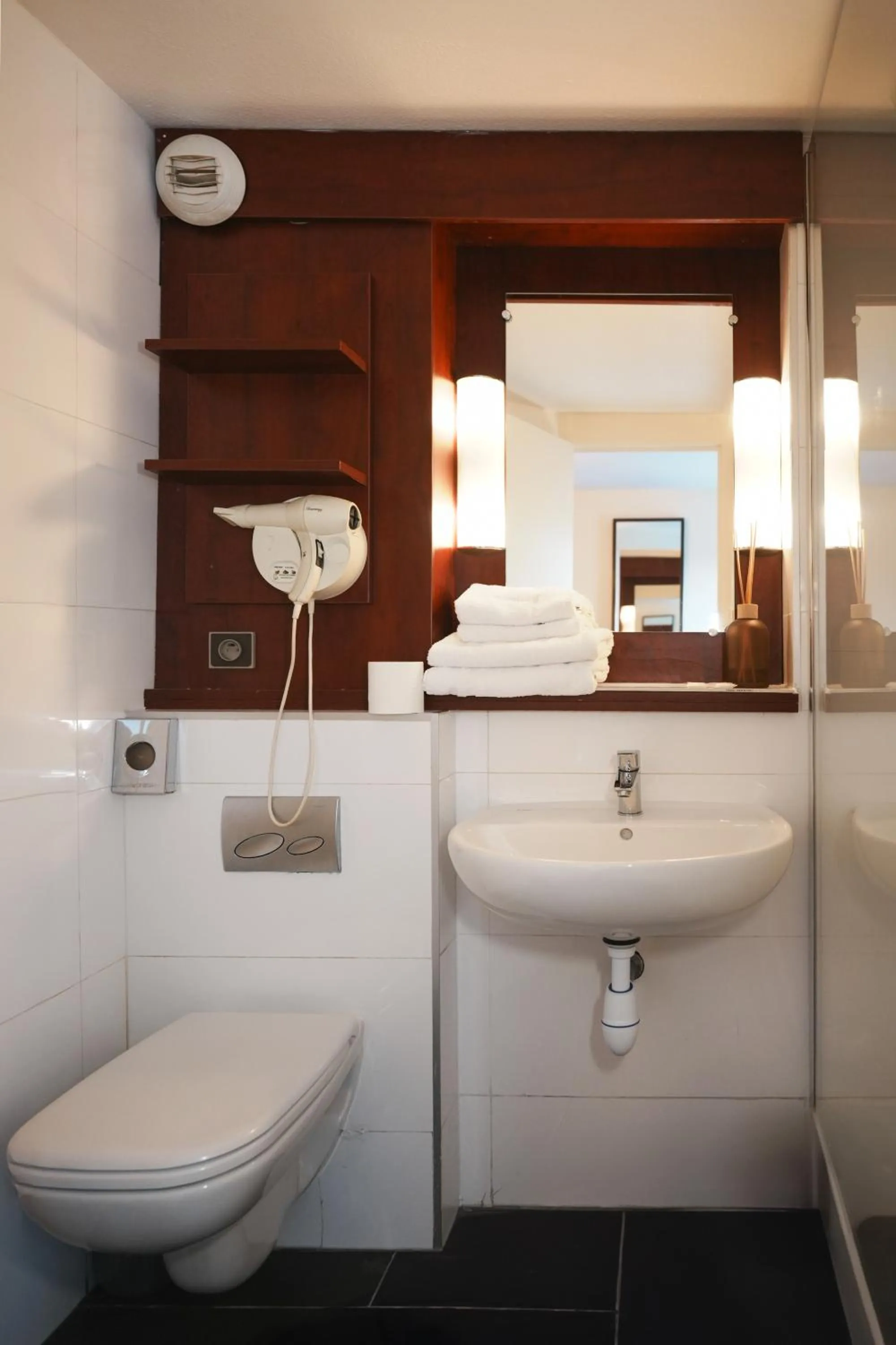 Bathroom in Brit Hotel Confort Orly Morangis