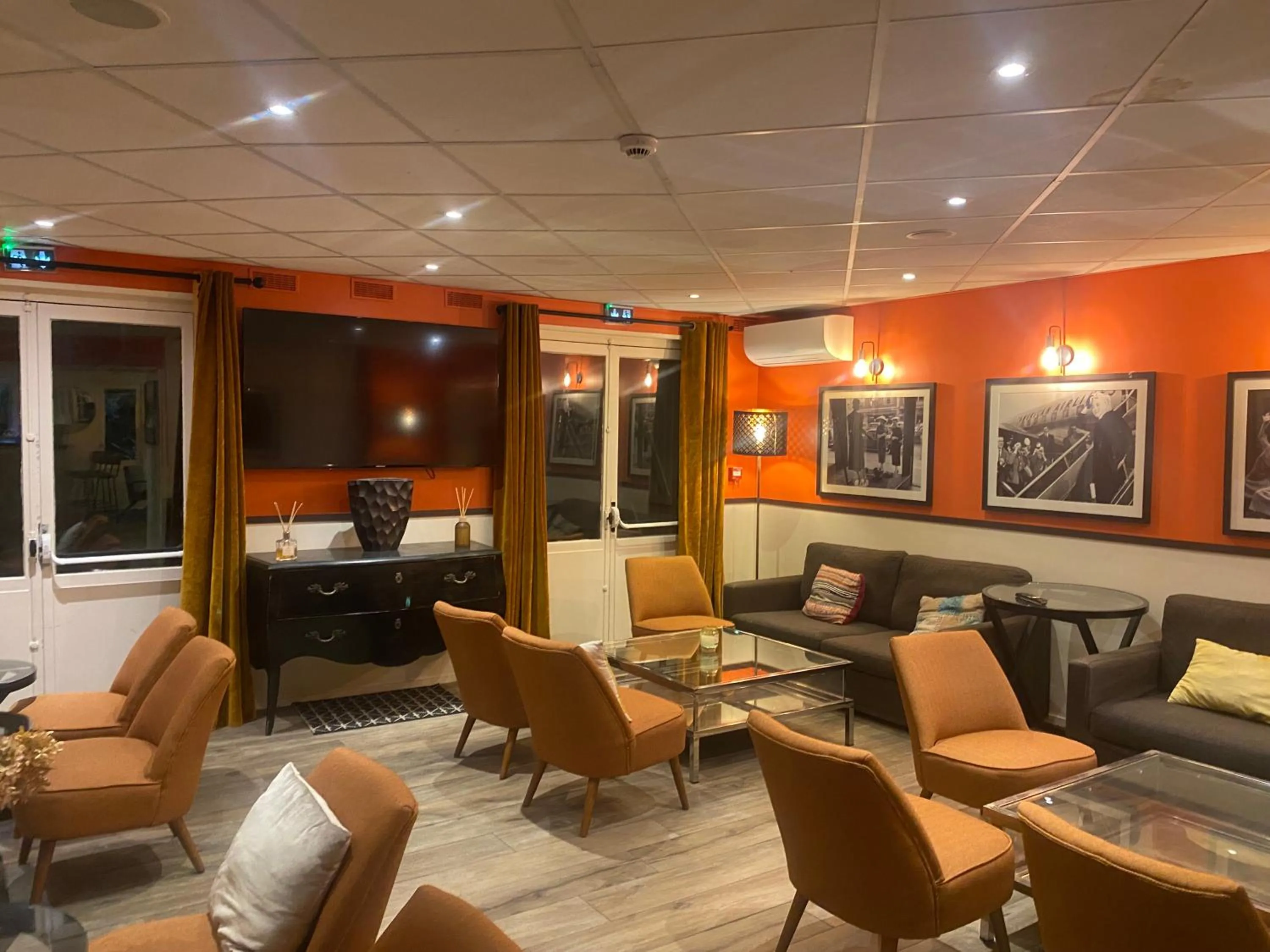 Seating area in Hotel Acadie Orly Morangis