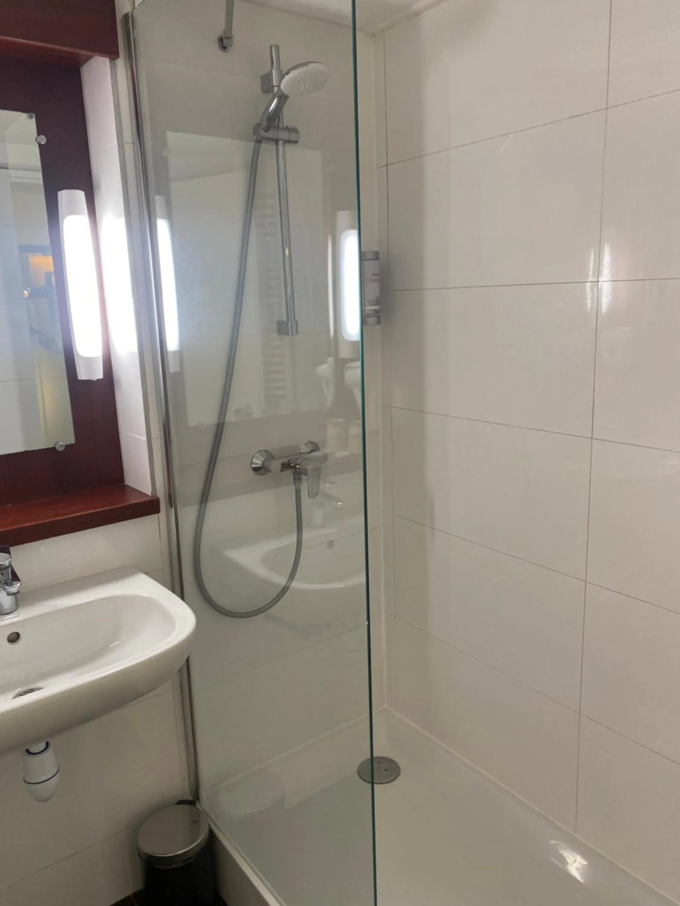 Toilet in Hotel Acadie Orly Morangis