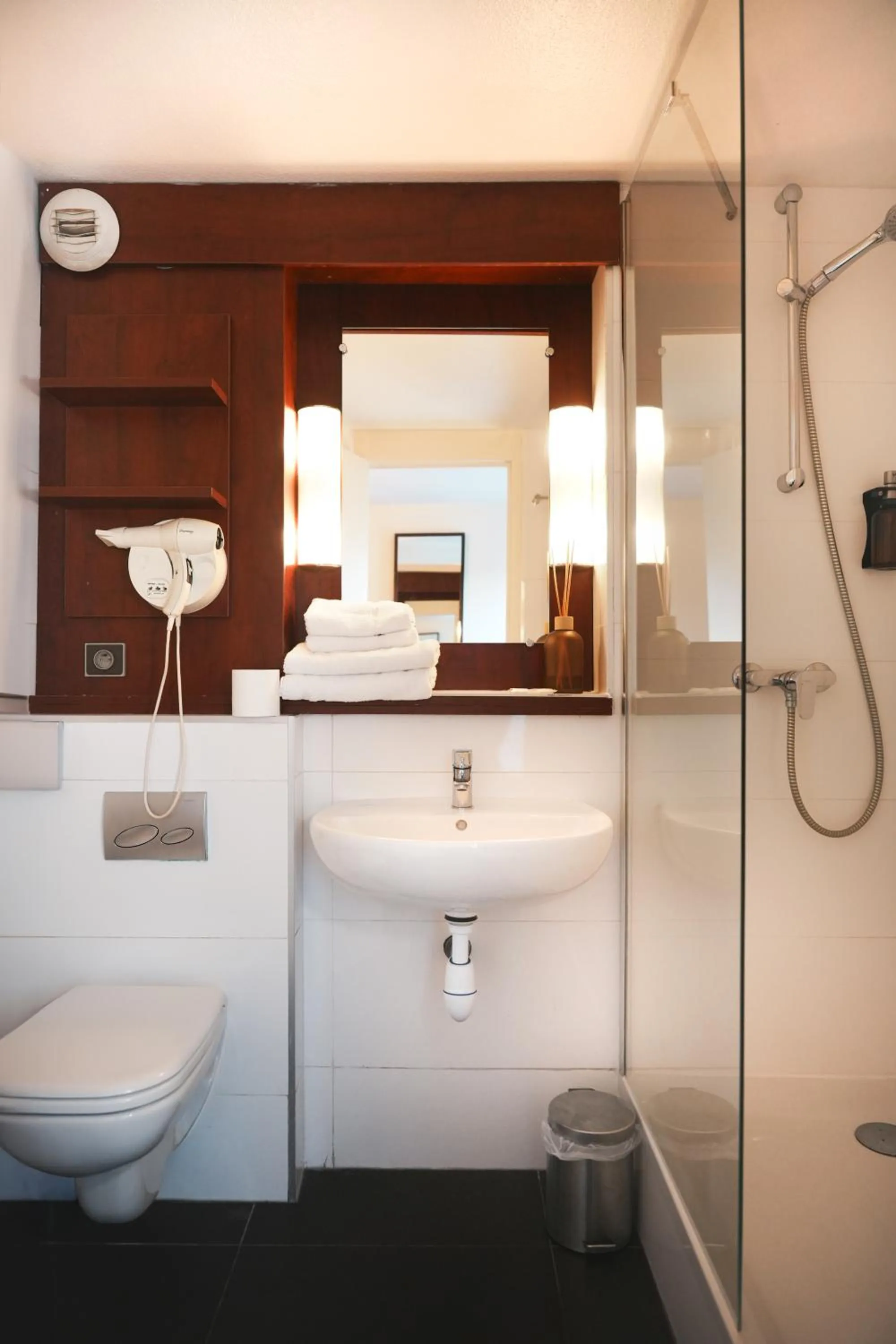 Bathroom in Brit Hotel Confort Orly Morangis