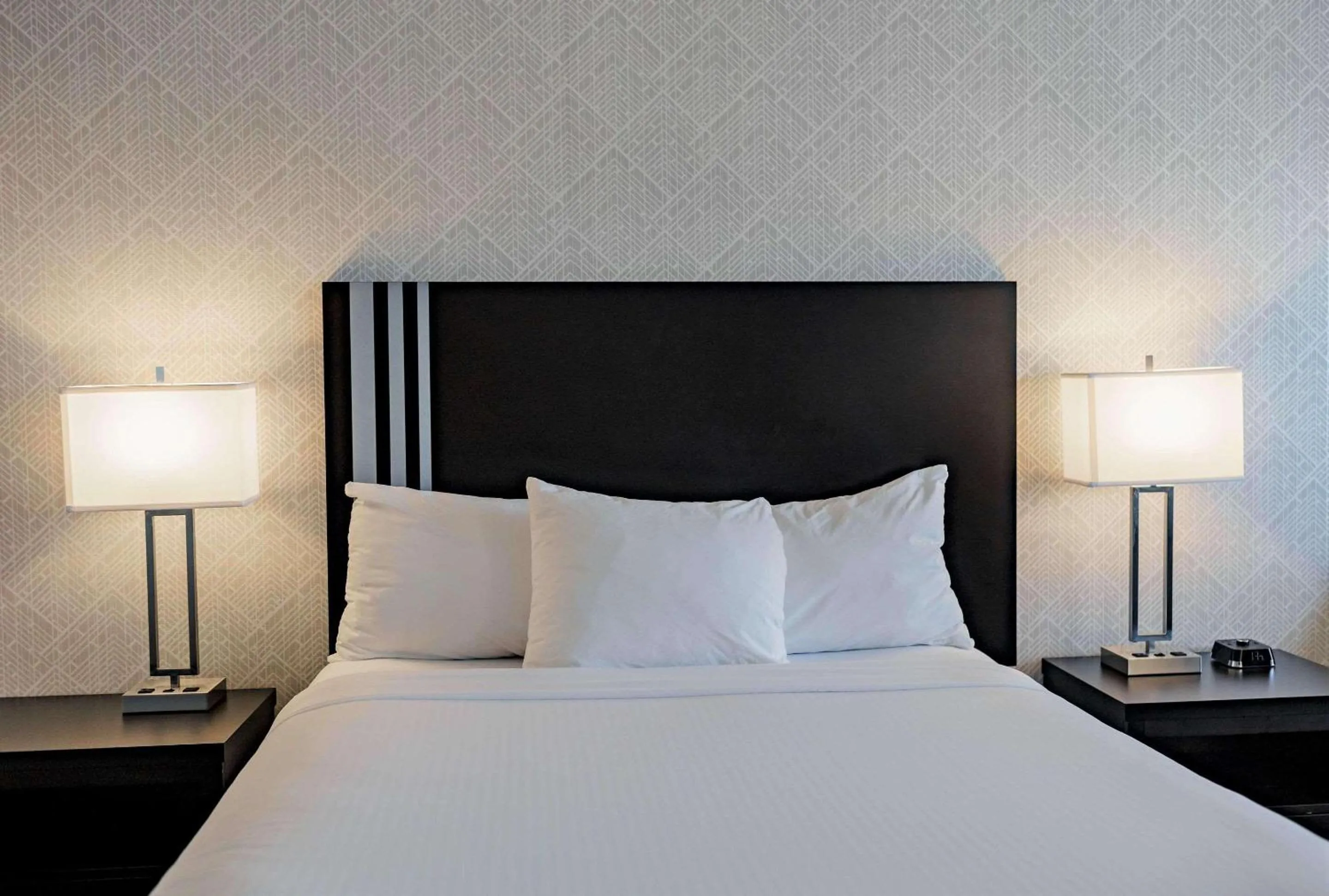 Bedroom, Bed in Park Inn by Radisson Edmonton Airport