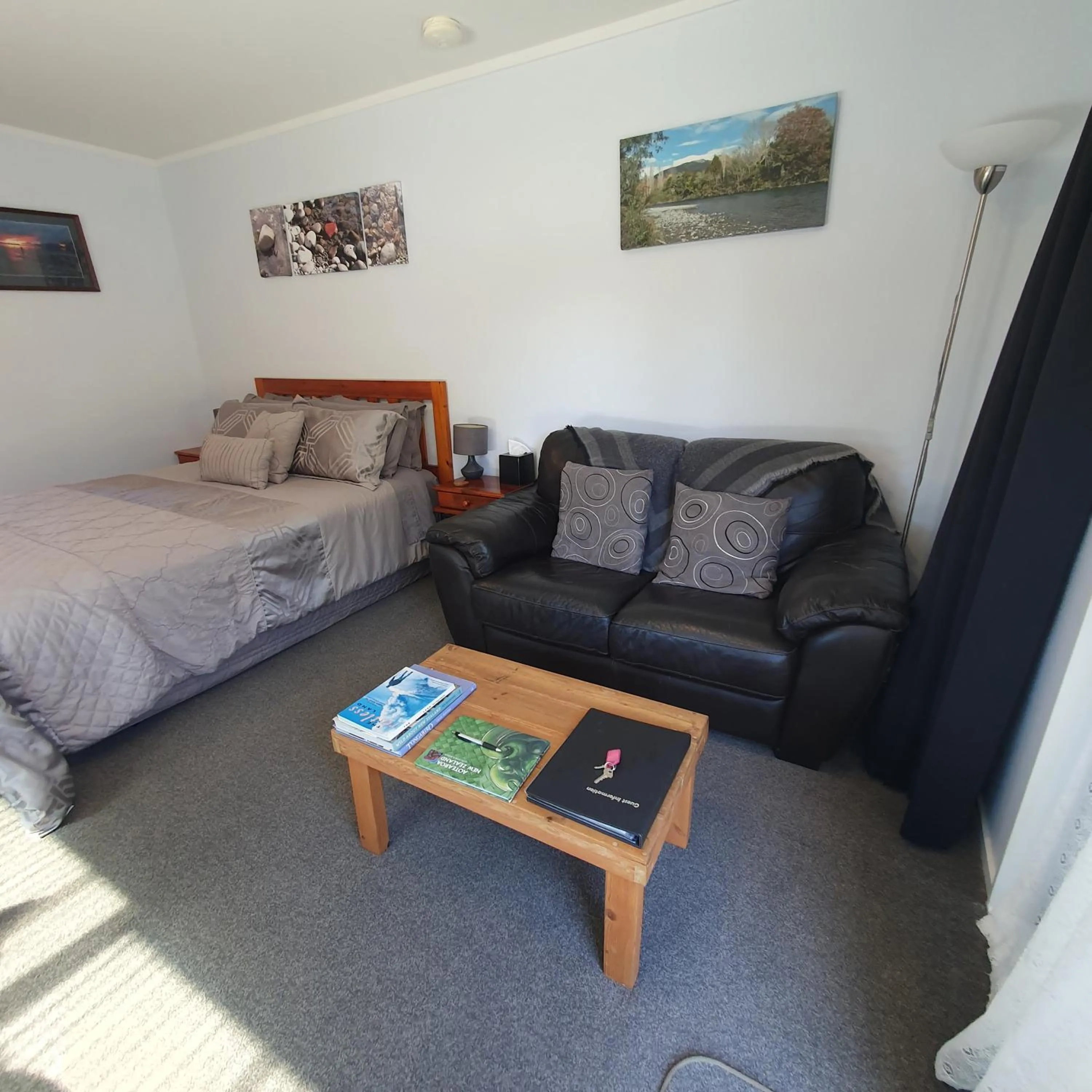 Seating area, Bed in Moe Marie Sleep Peacefully