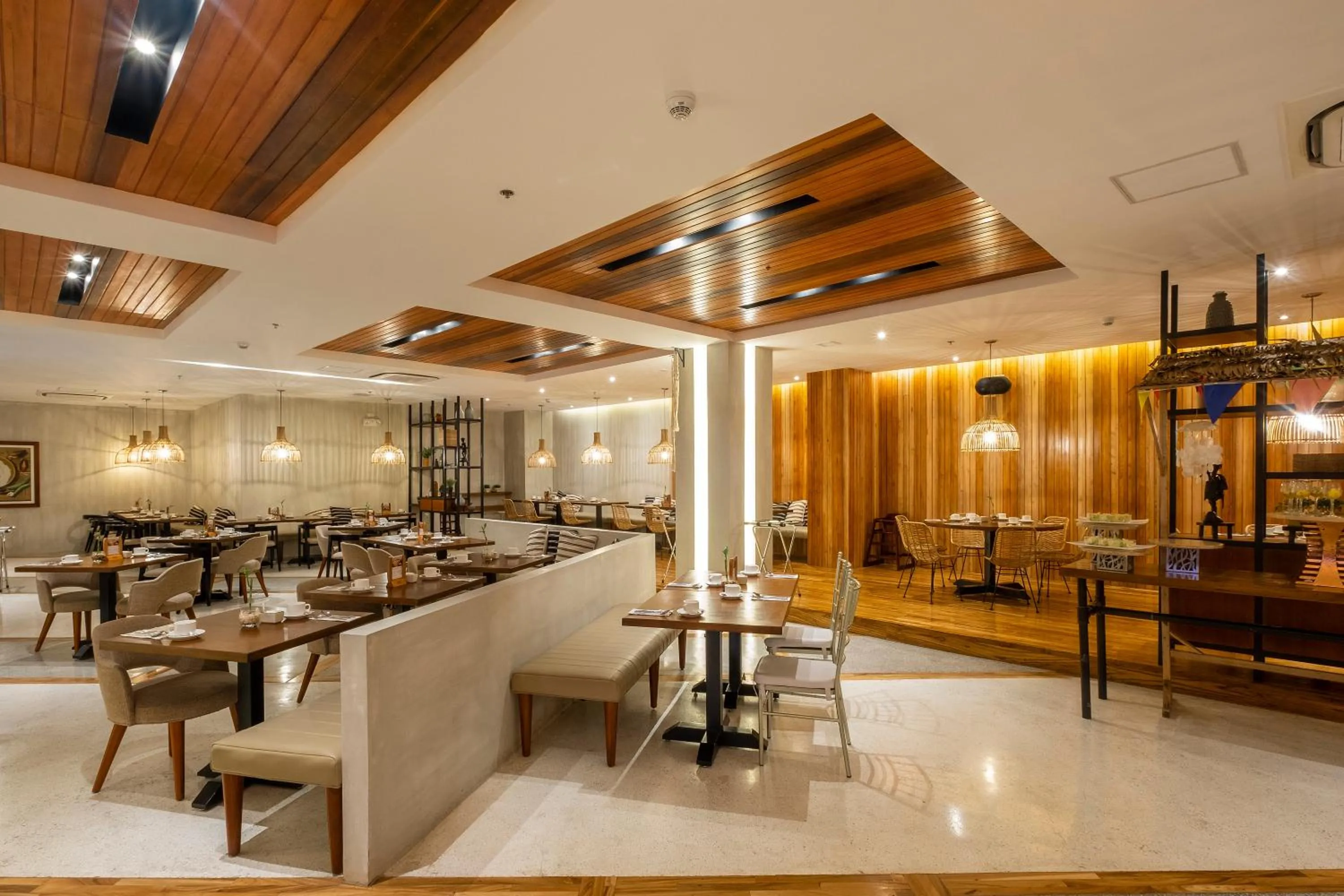 Restaurant/places to eat in Maayo Hotel