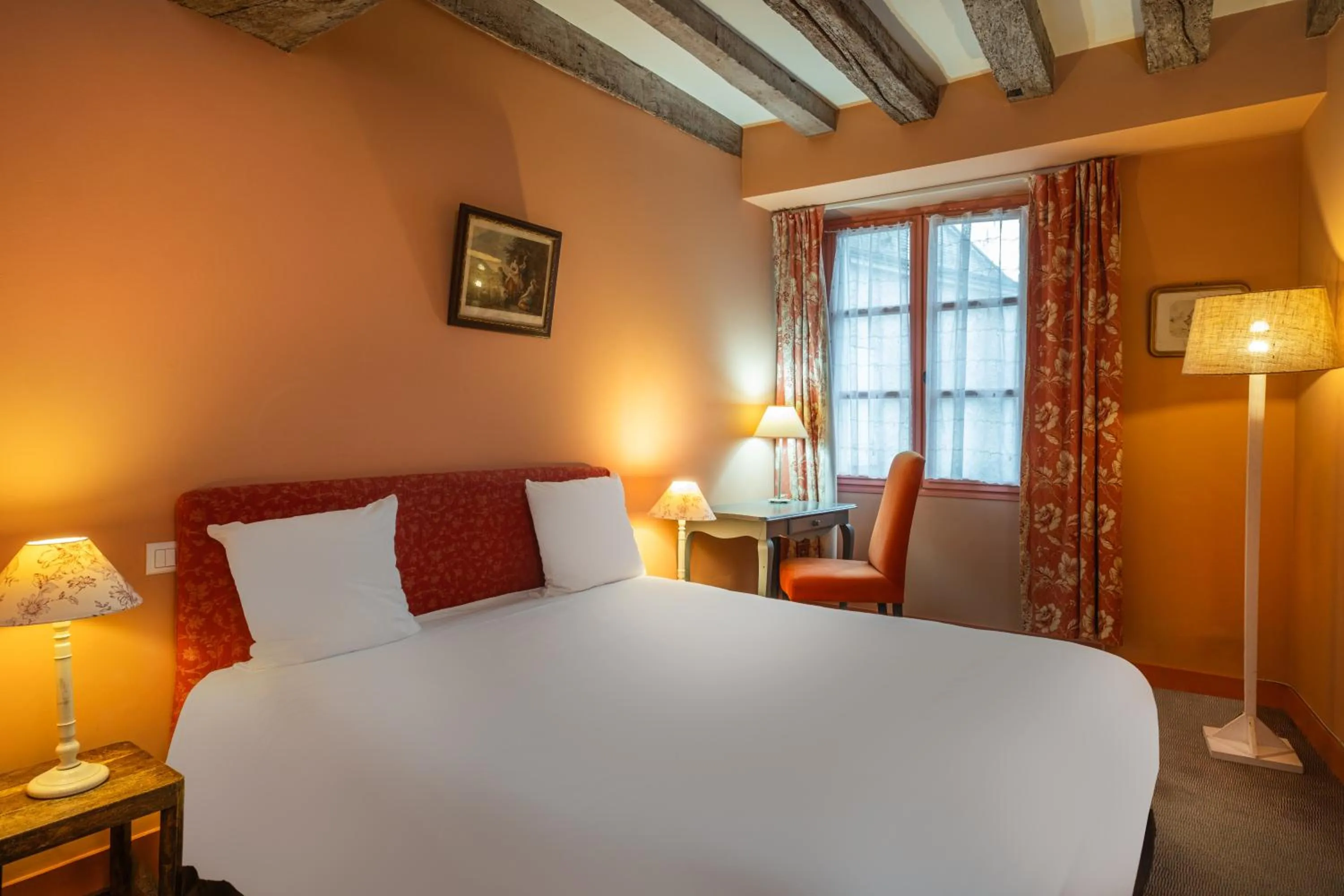 Bedroom, Bed in Hostellerie de l'Écu de Bretagne