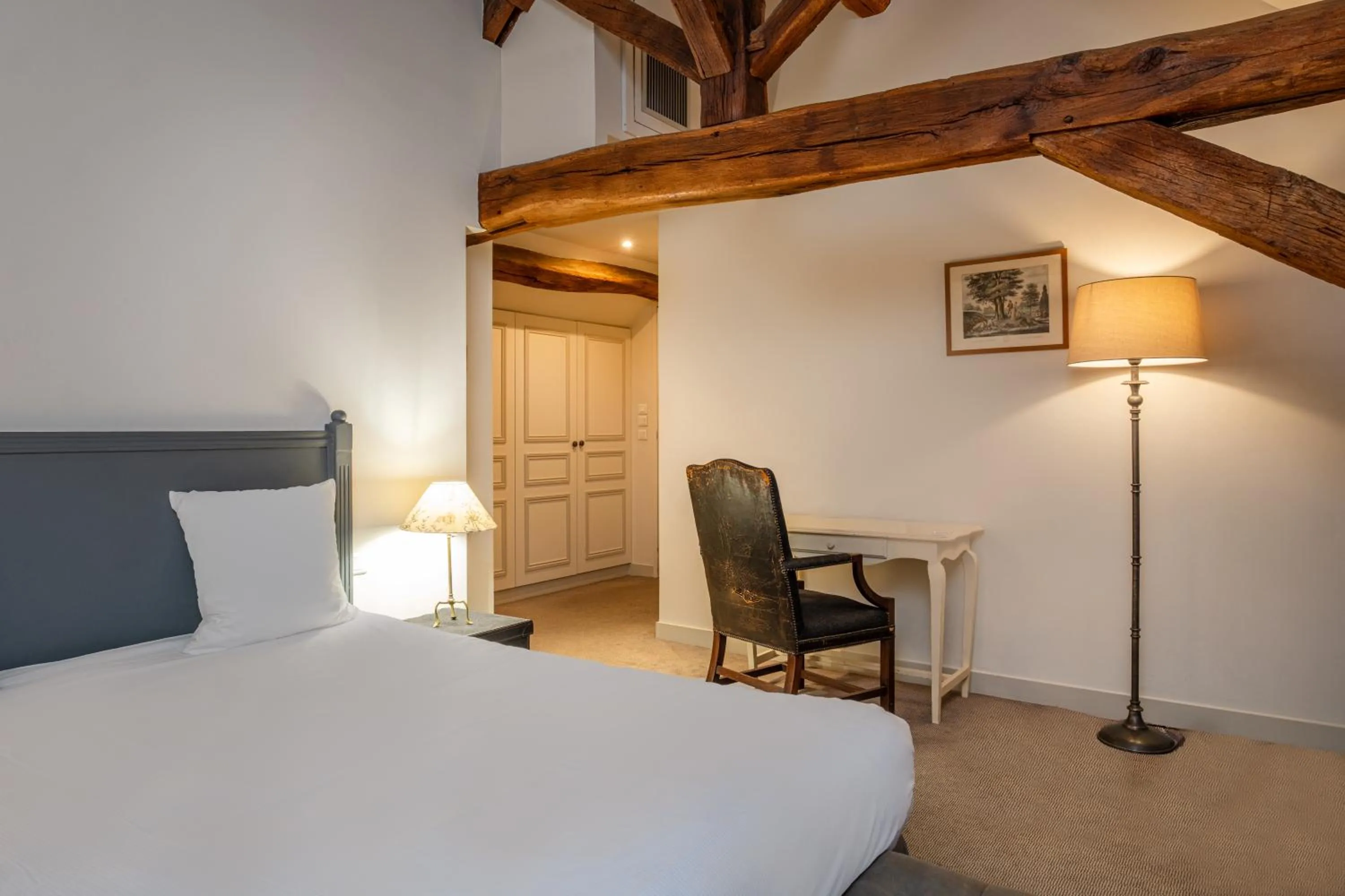 Bedroom, Bed in Hostellerie de l'Écu de Bretagne