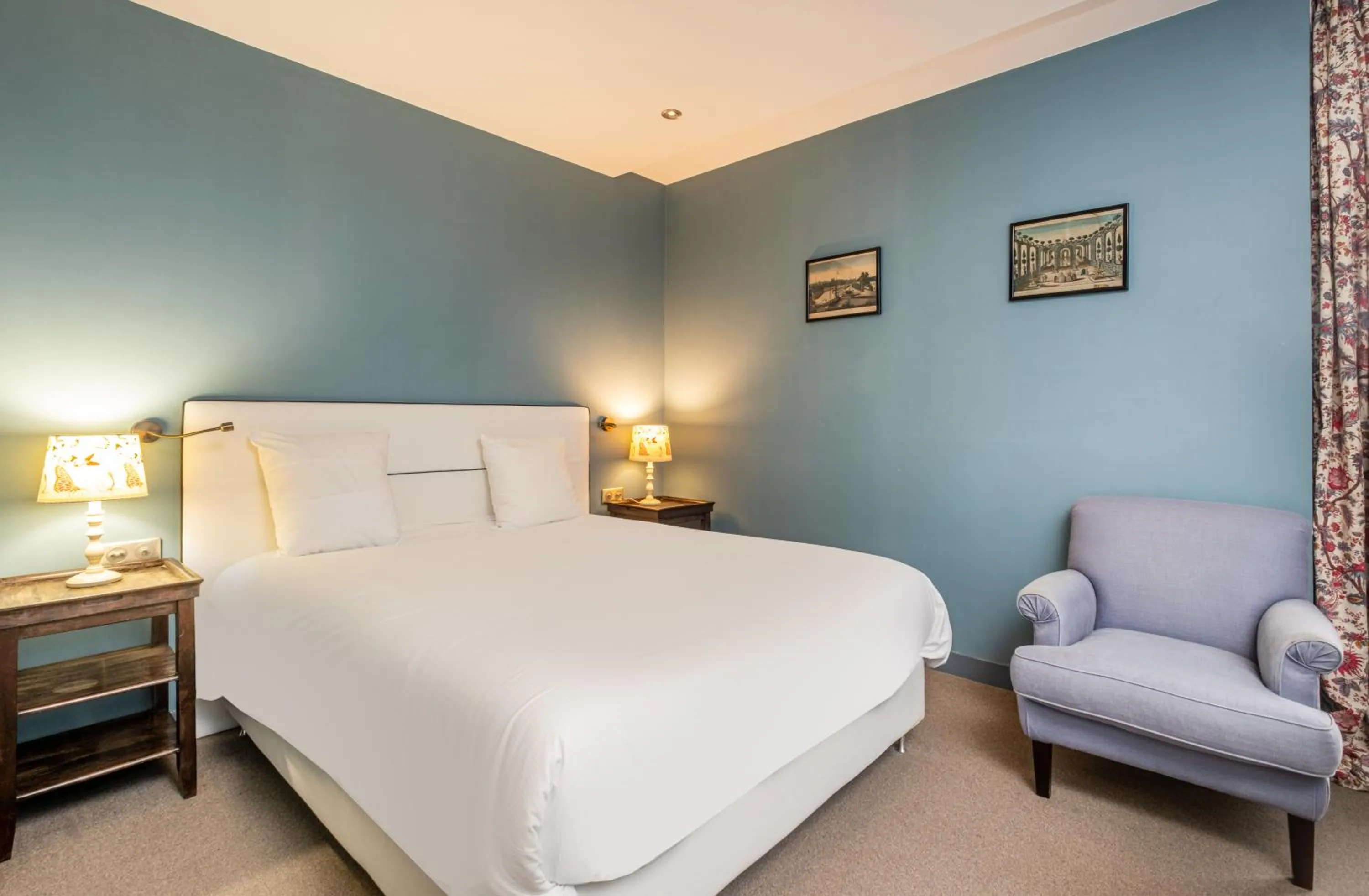 Bedroom, Bed in Hostellerie de l'Écu de Bretagne