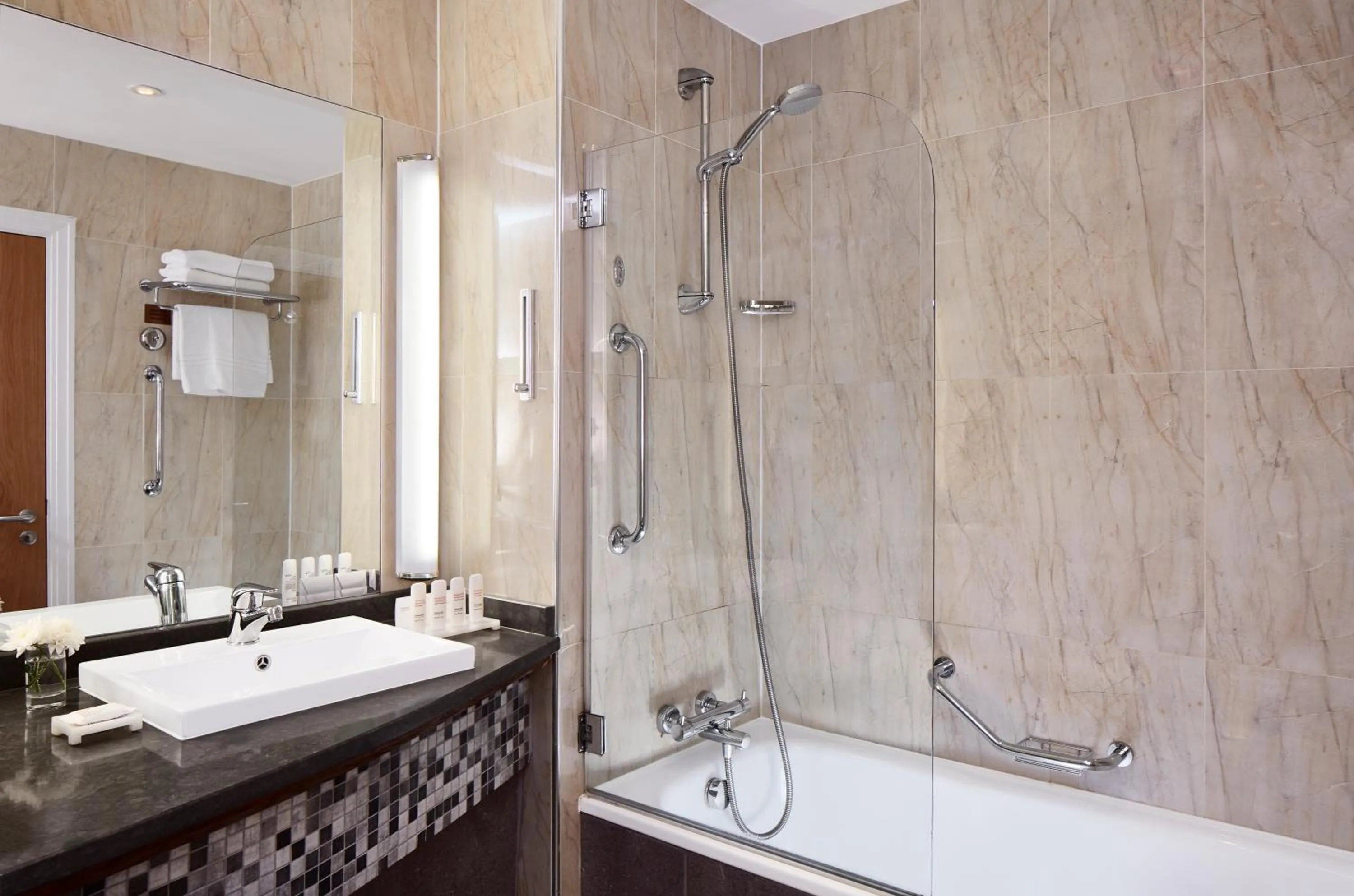 Shower in Radisson BLU Hotel & Spa, Sligo