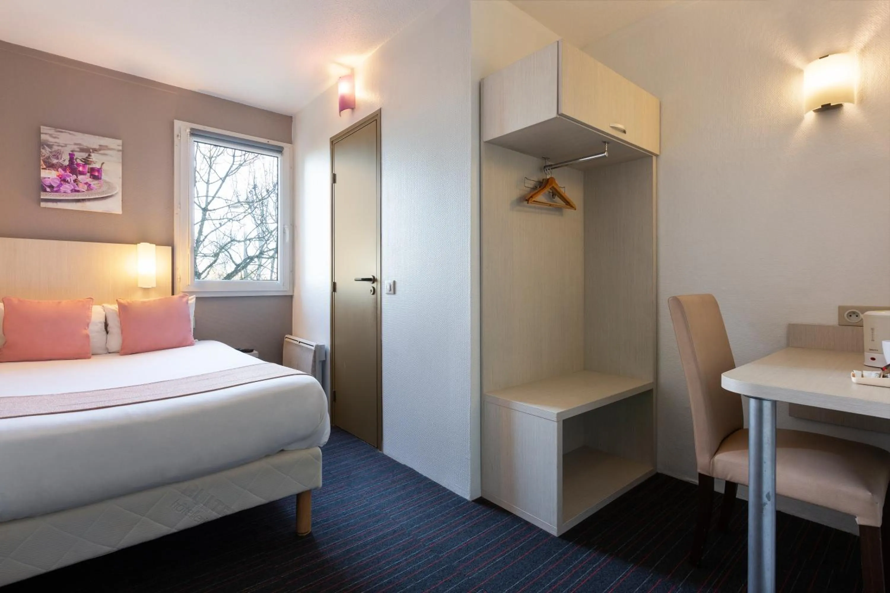 Property building, Bed in Comfort Hotel Orléans Olivet