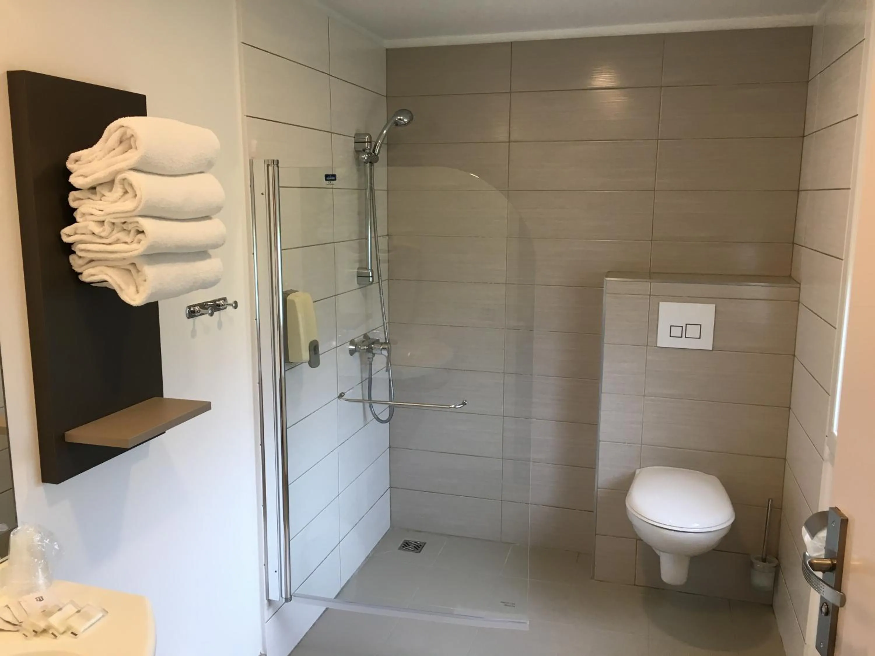 Bathroom in Hôtel AKENA Aéroport Charles de Gaulle - Saint Witz