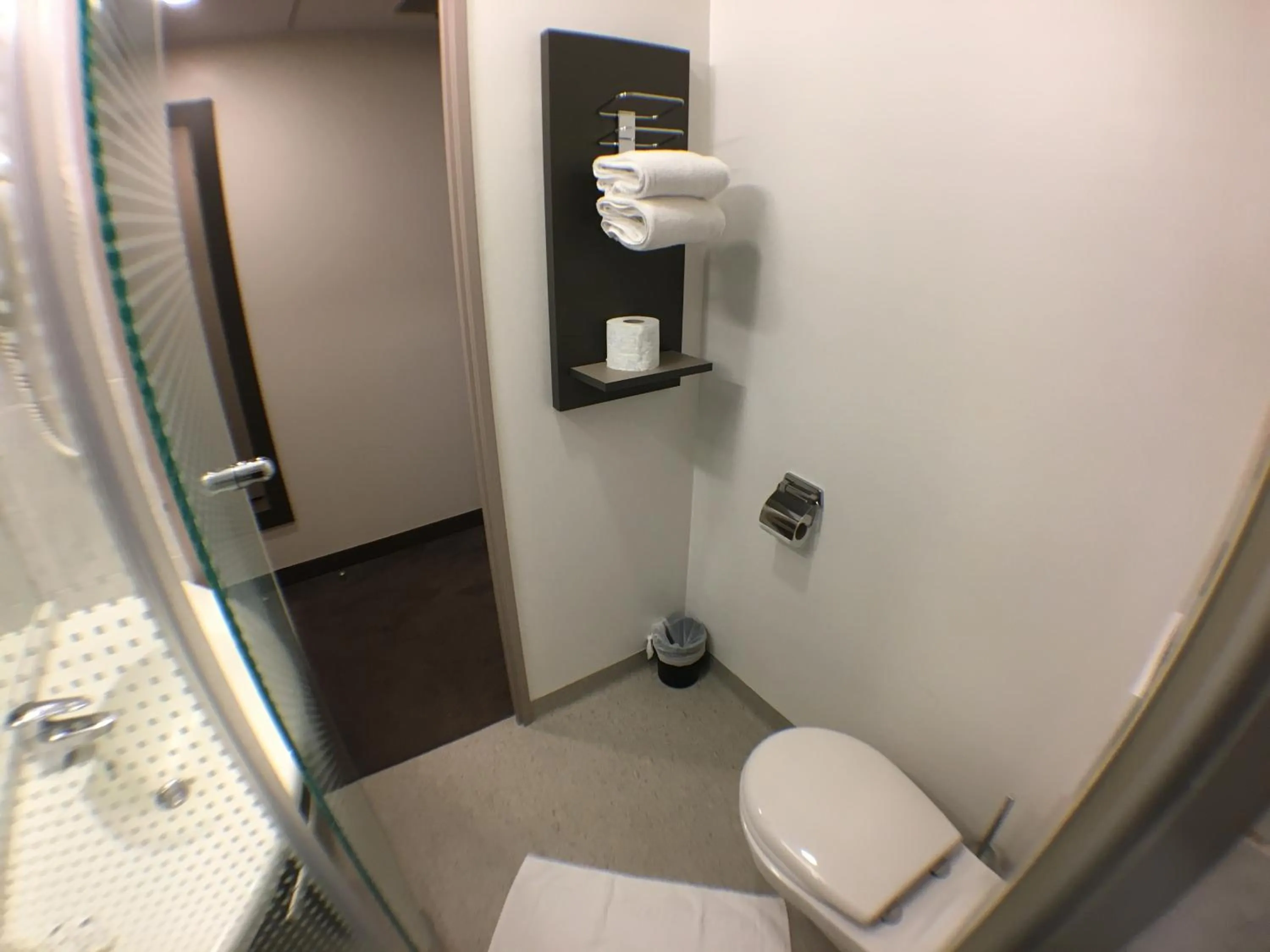 Bathroom in Hôtel AKENA Aéroport Charles de Gaulle - Saint Witz