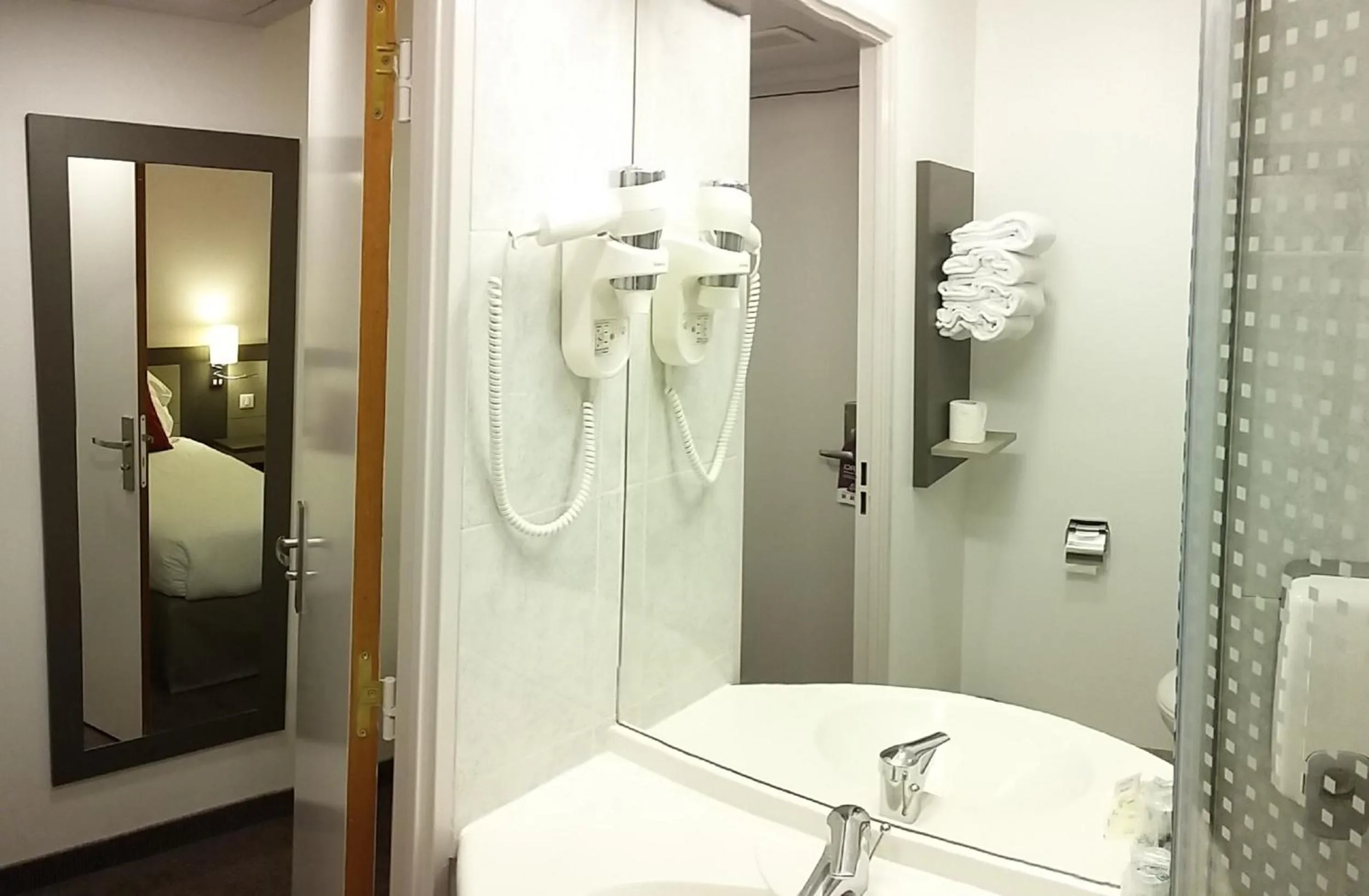 Shower in Hôtel AKENA Aéroport Charles de Gaulle - Saint Witz