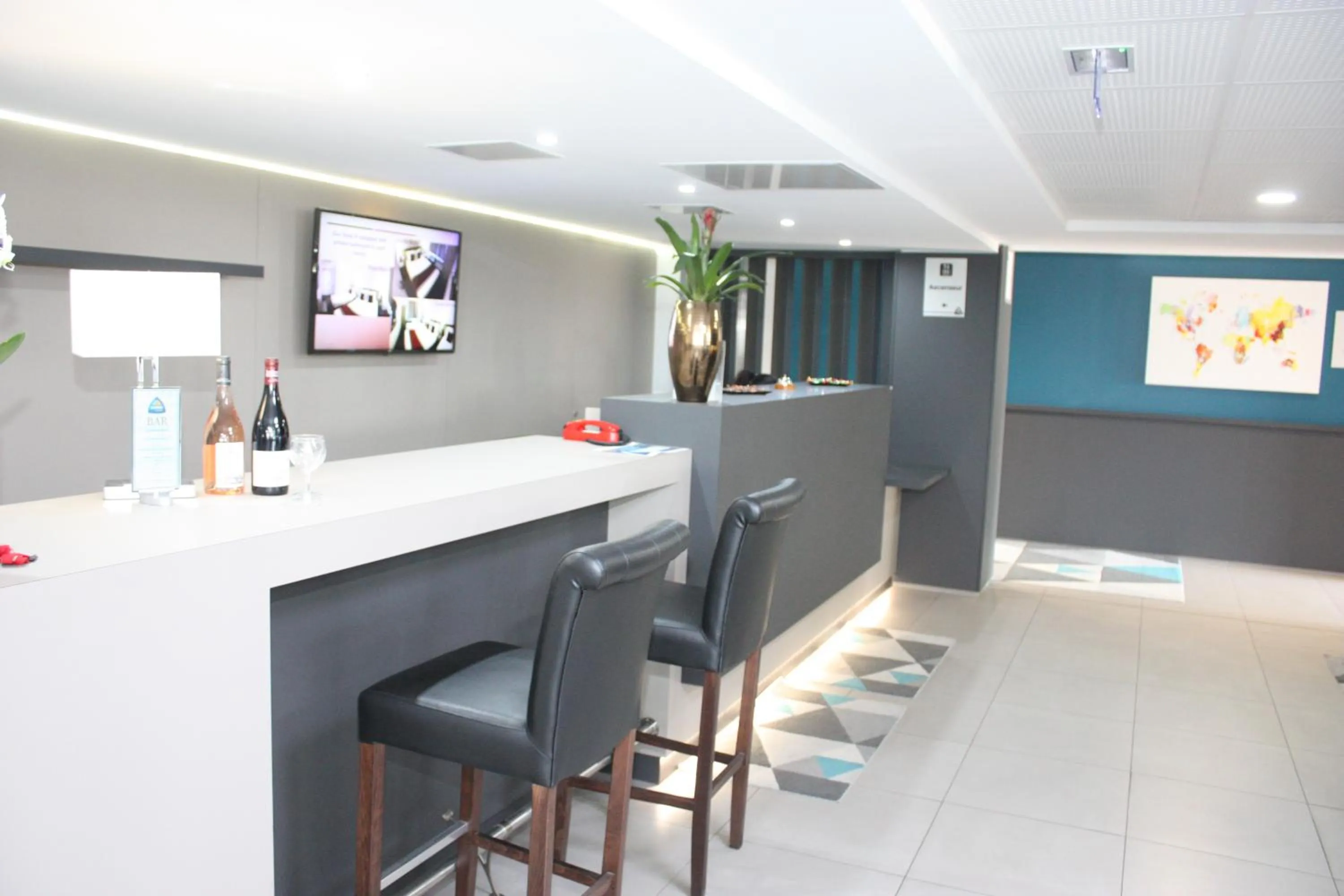 Lobby or reception in Hôtel AKENA Aéroport Charles de Gaulle - Saint Witz