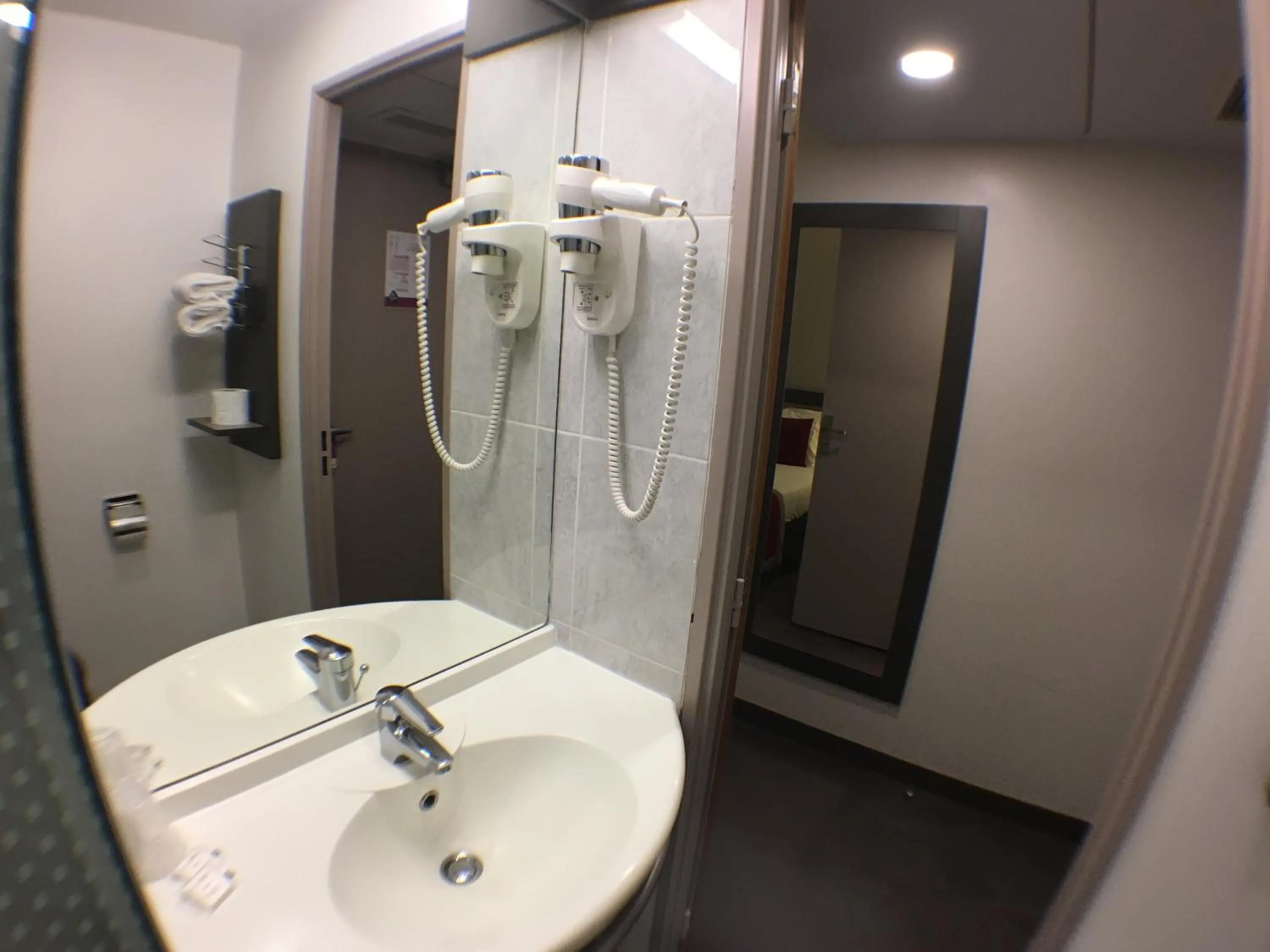 Bathroom in Hôtel AKENA Aéroport Charles de Gaulle - Saint Witz