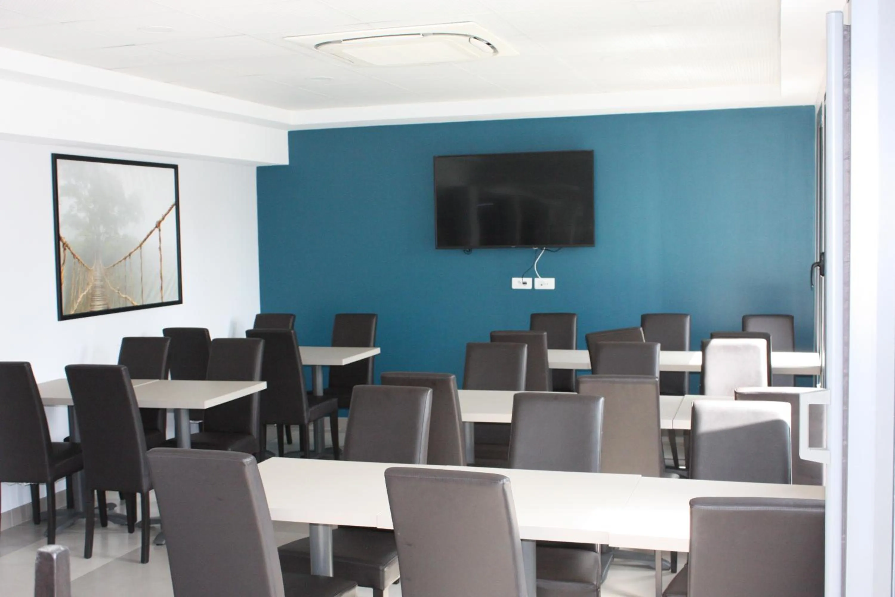 Communal lounge/ TV room in Hôtel AKENA Aéroport Charles de Gaulle - Saint Witz