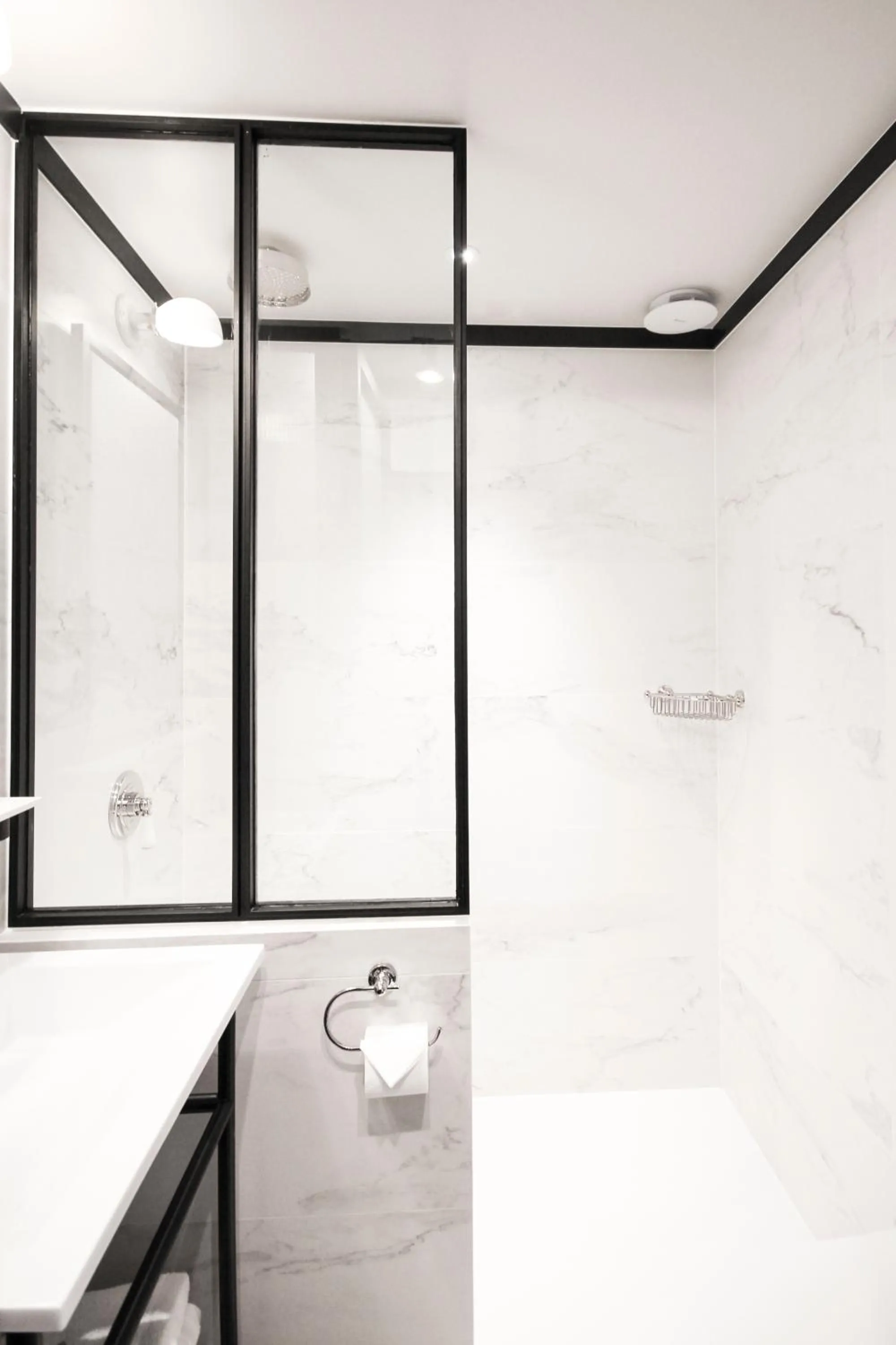 Shower in Getaway Brussels Airport