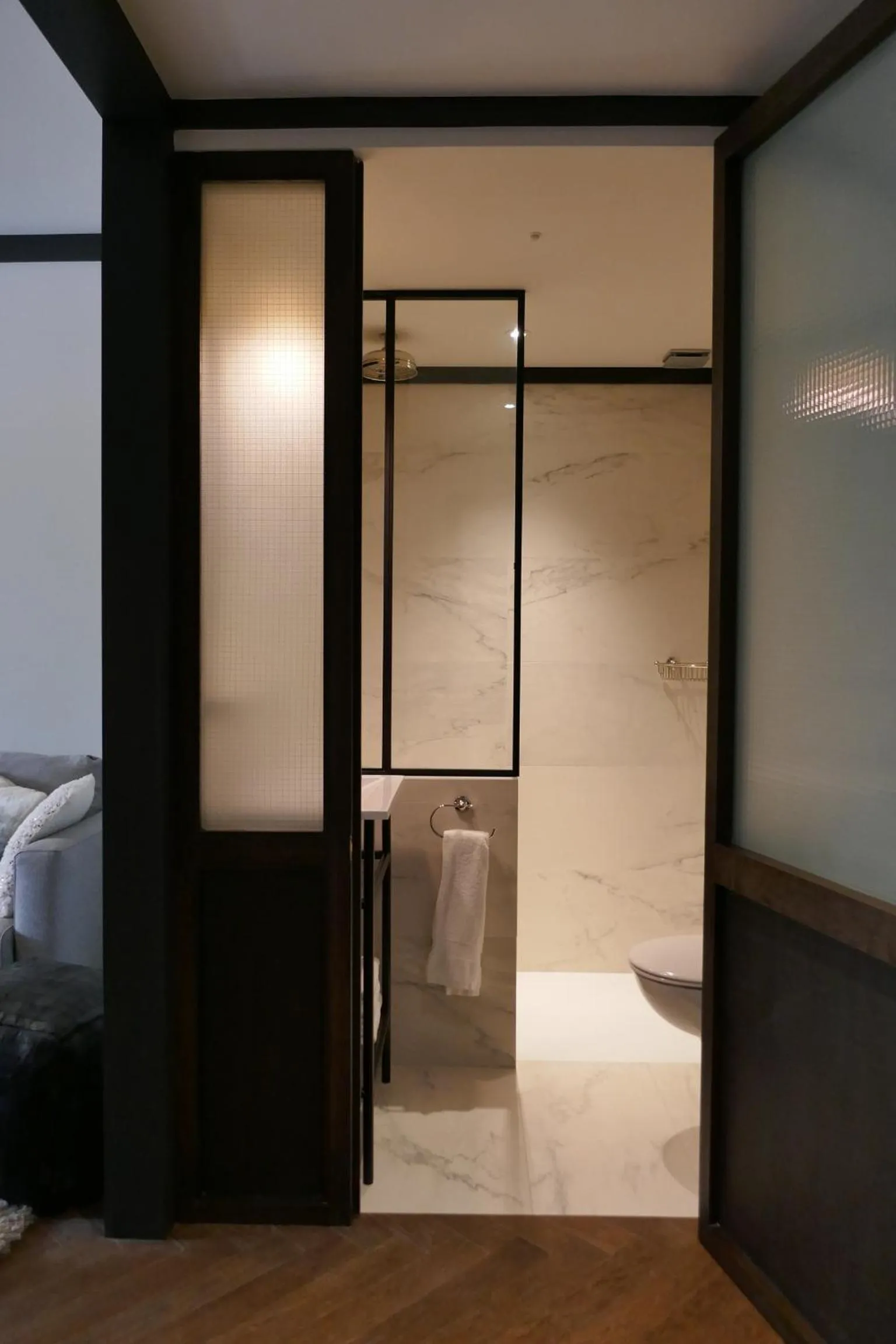 Shower, Bed in Getaway Brussels Airport