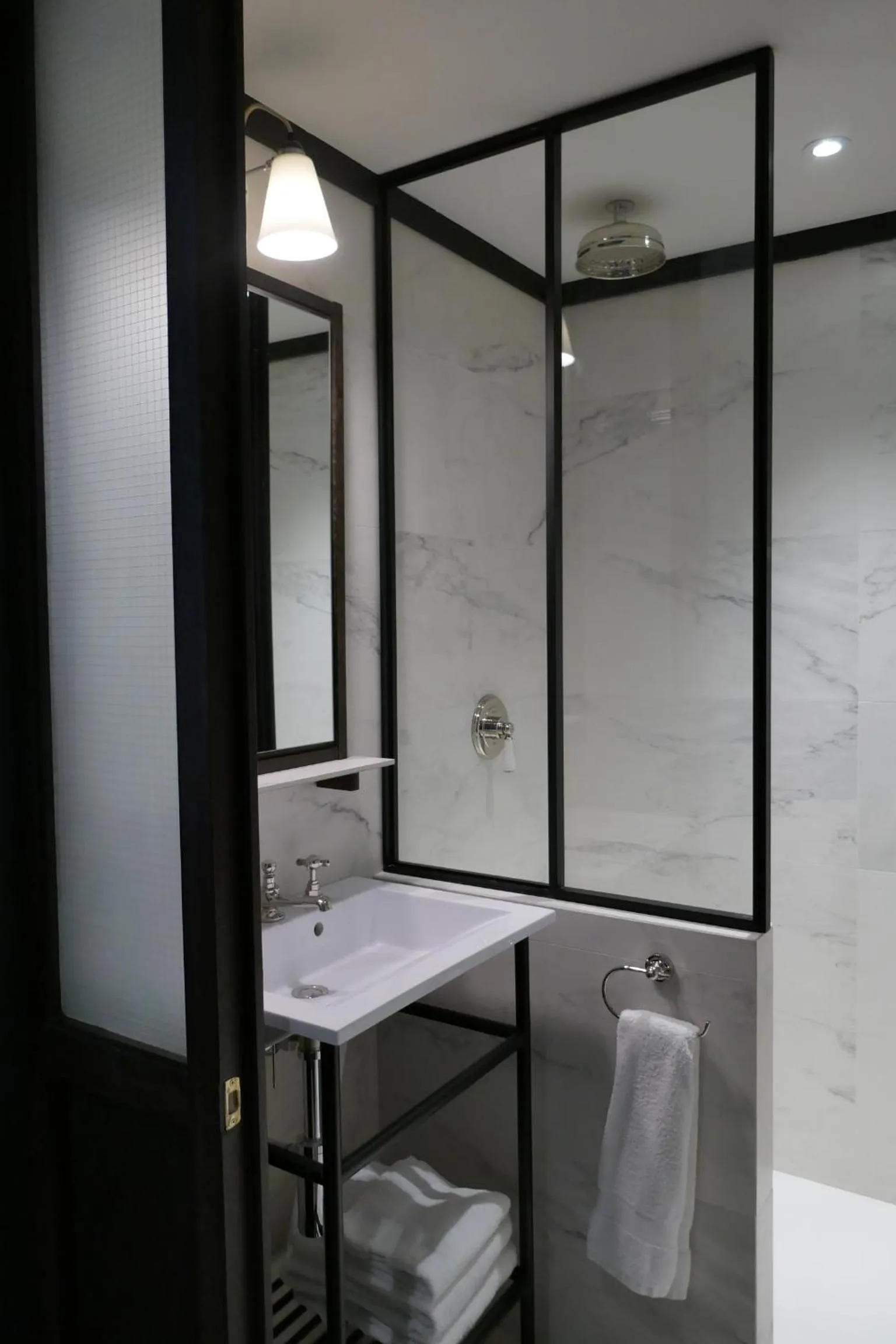 Shower in Getaway Brussels Airport