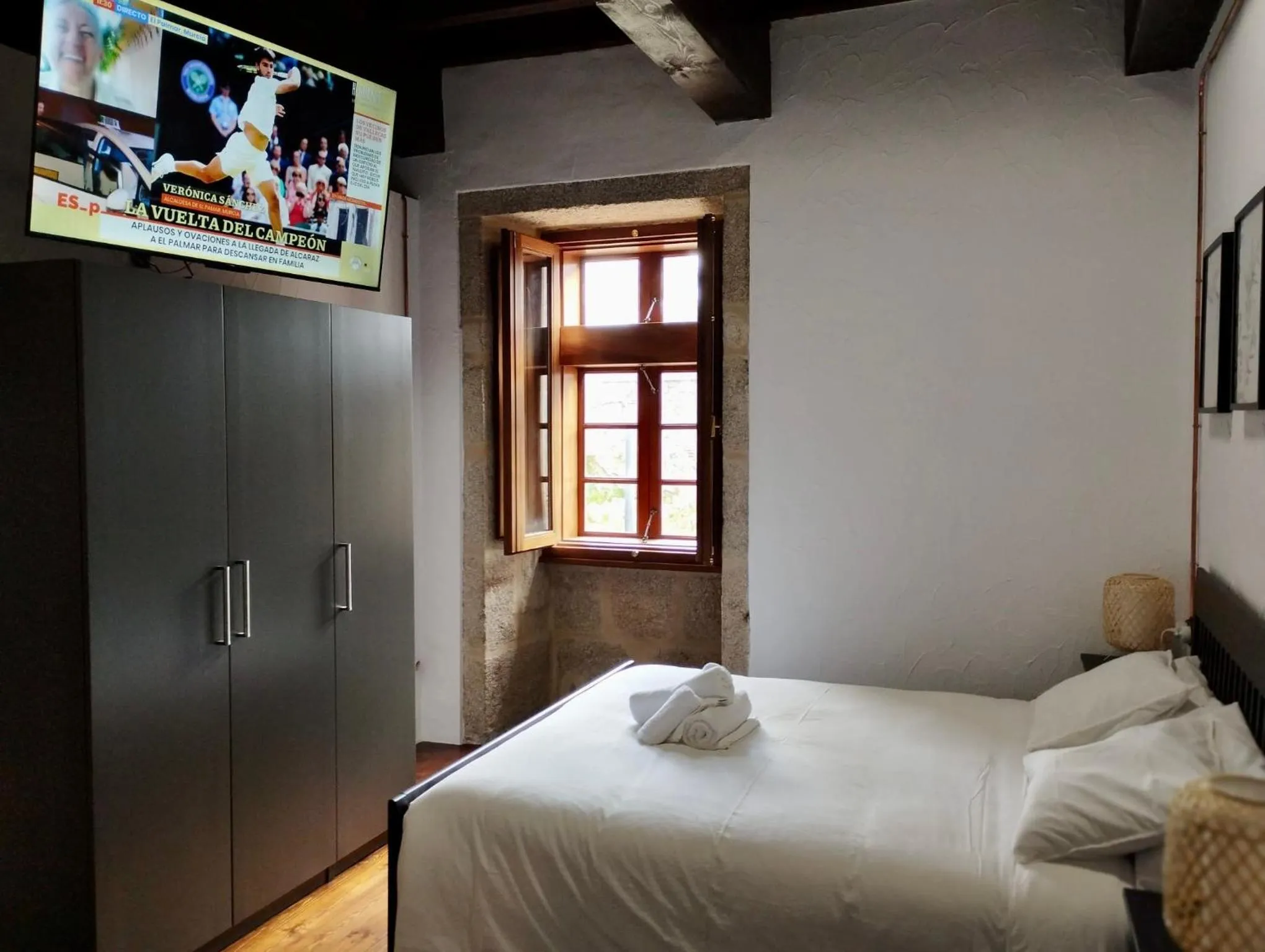 Bedroom, Bed in Monasterio de Moraime